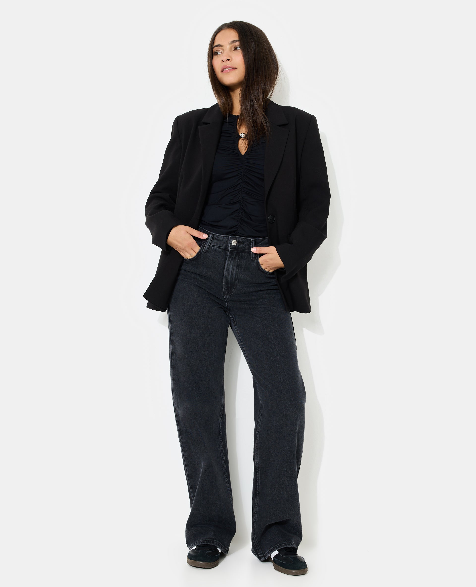 Jean straight avec étoiles strass sur poches arrières