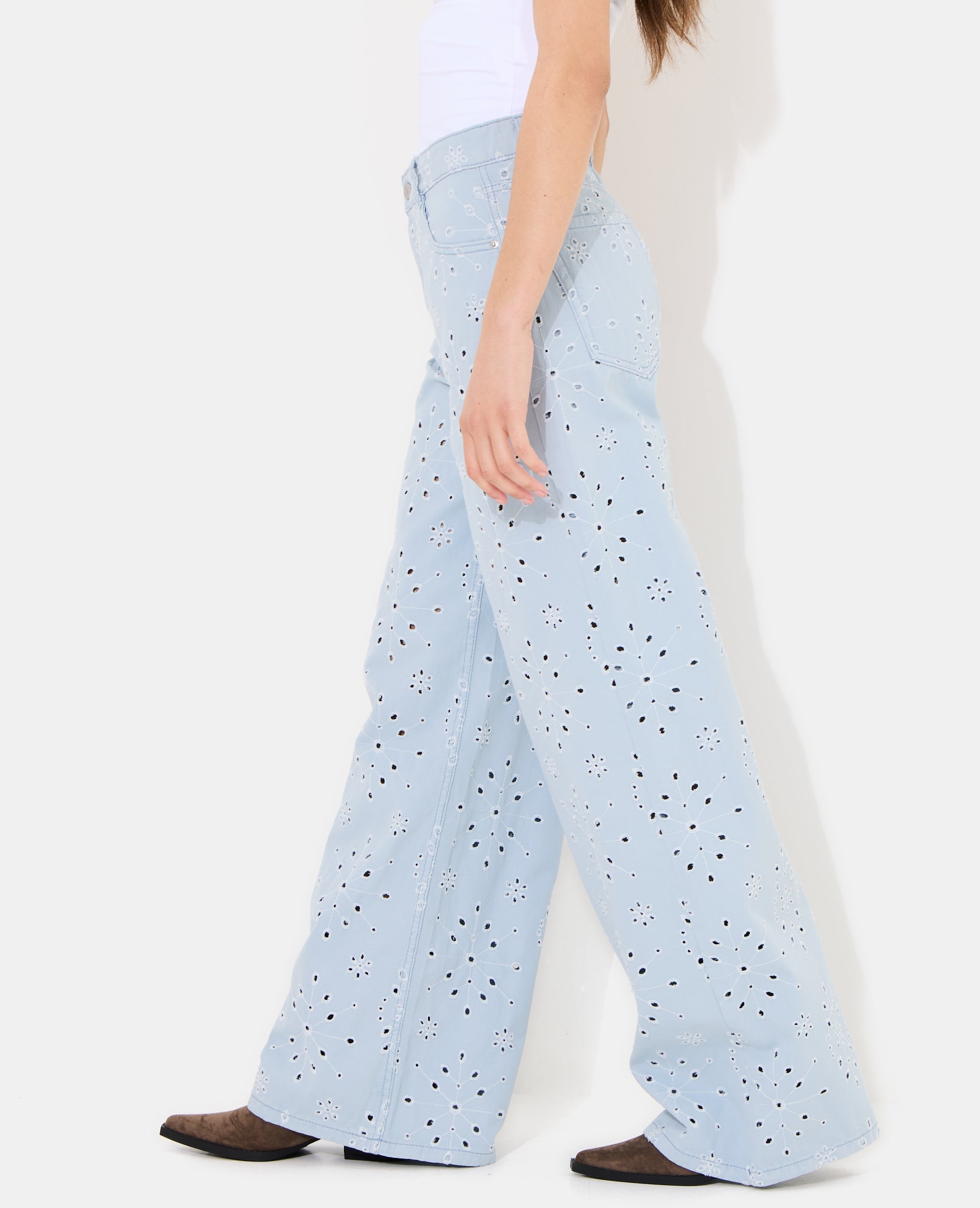 Jean wide ajouré façon broderie anglaise