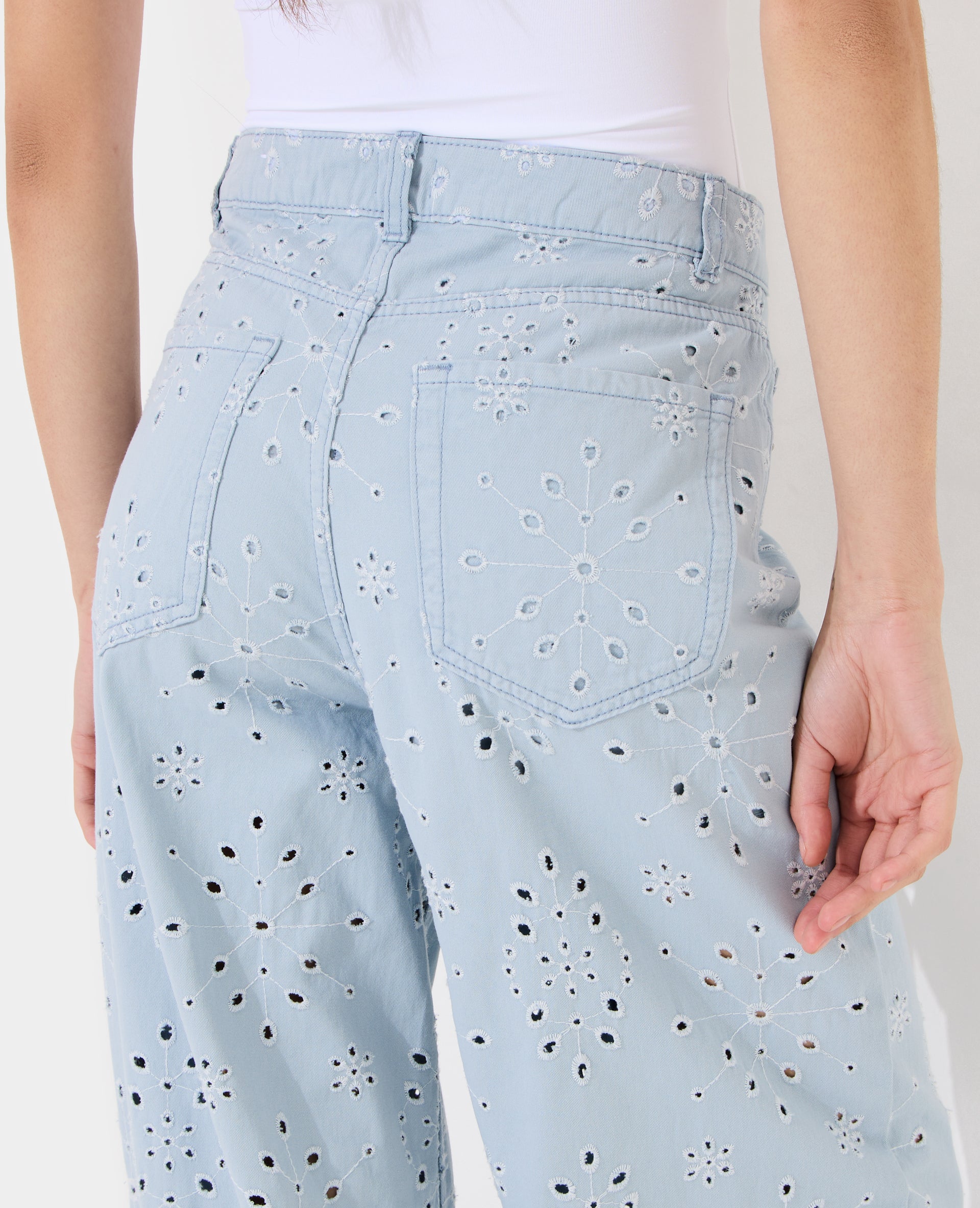 Jean wide ajouré façon broderie anglaise