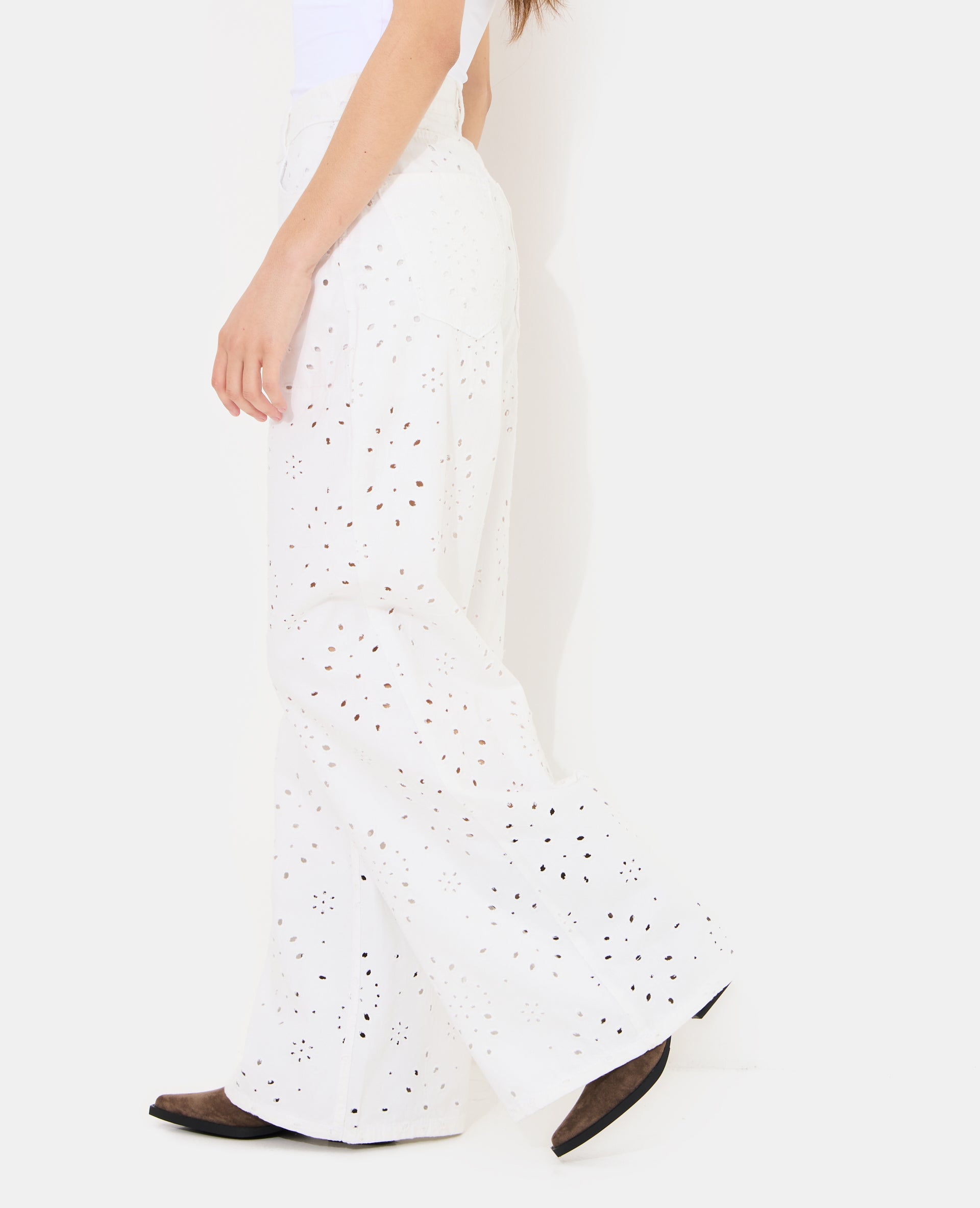 Jean wide ajouré façon broderie anglaise