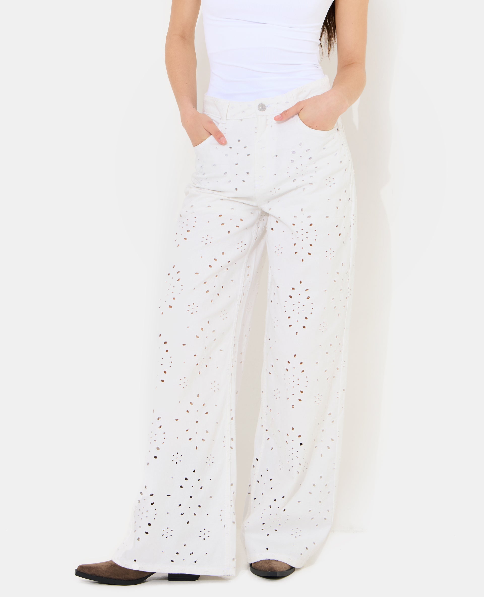Jean wide ajouré façon broderie anglaise