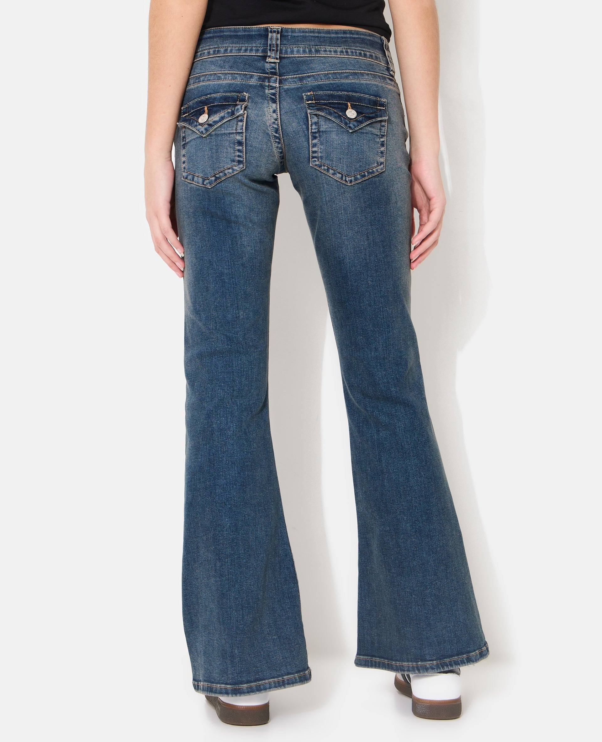 Jean flare taille basse avec 2 boutons