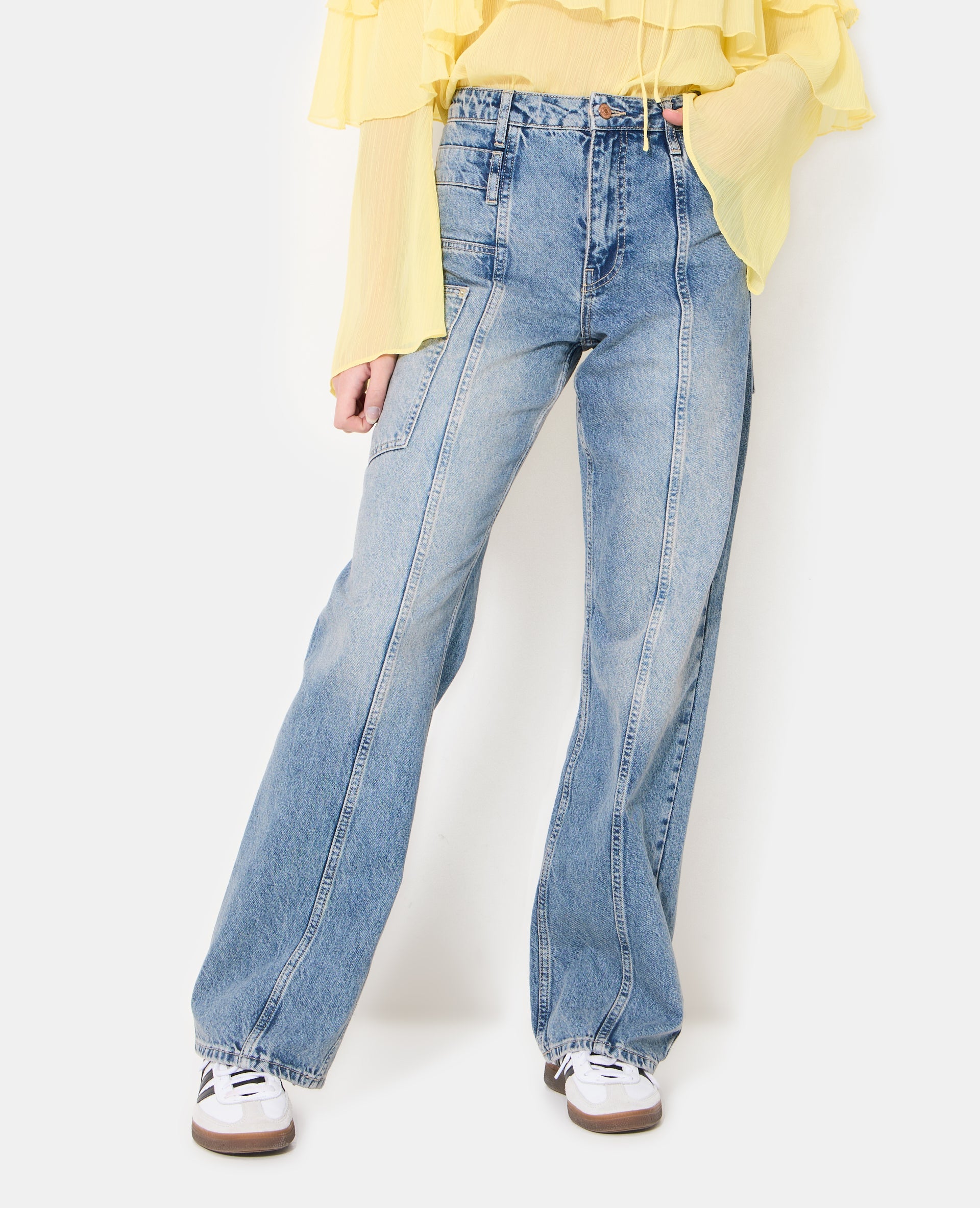 Jean straight avec jeux de coutures et de poches