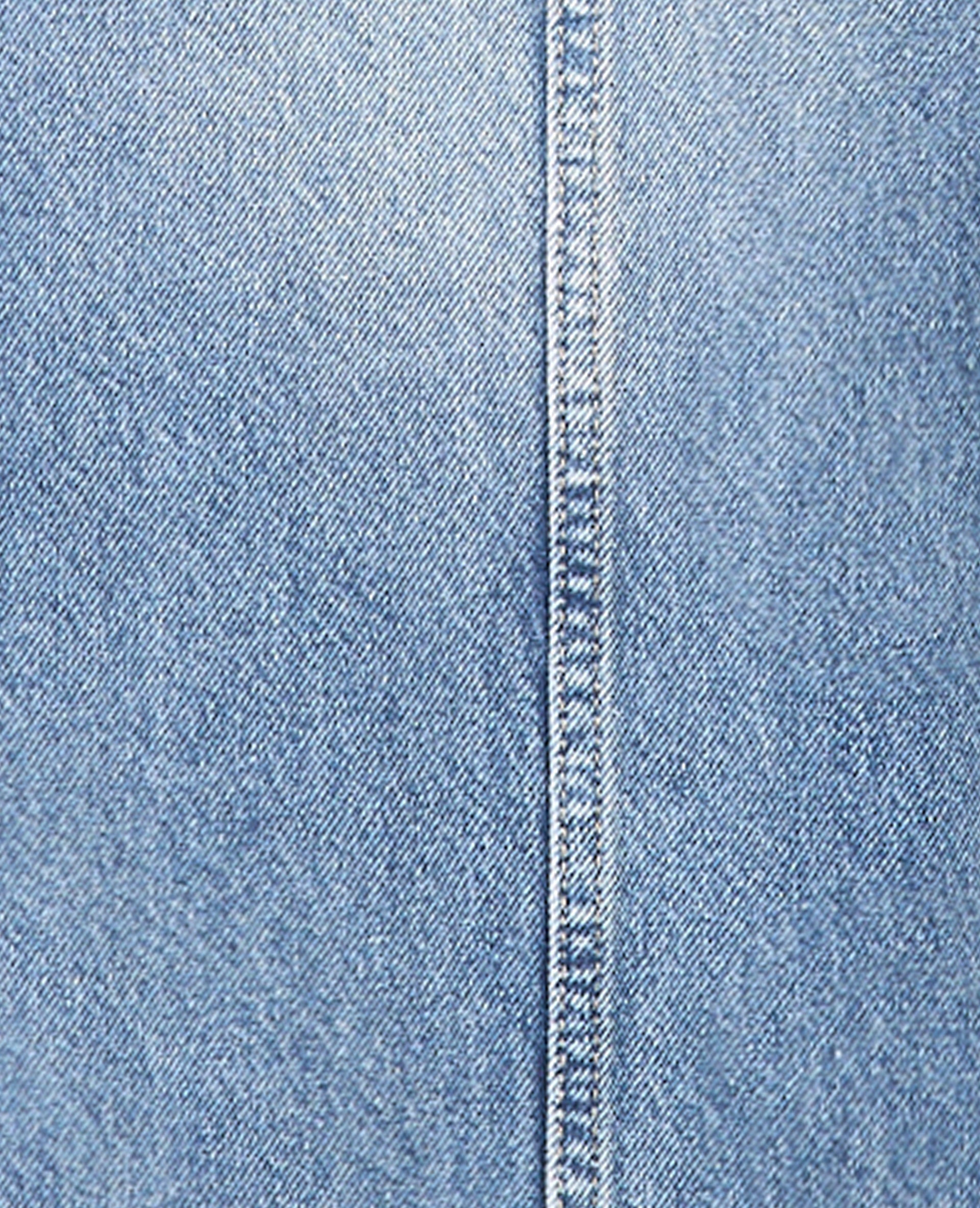 Jean straight avec jeux de coutures et de poches