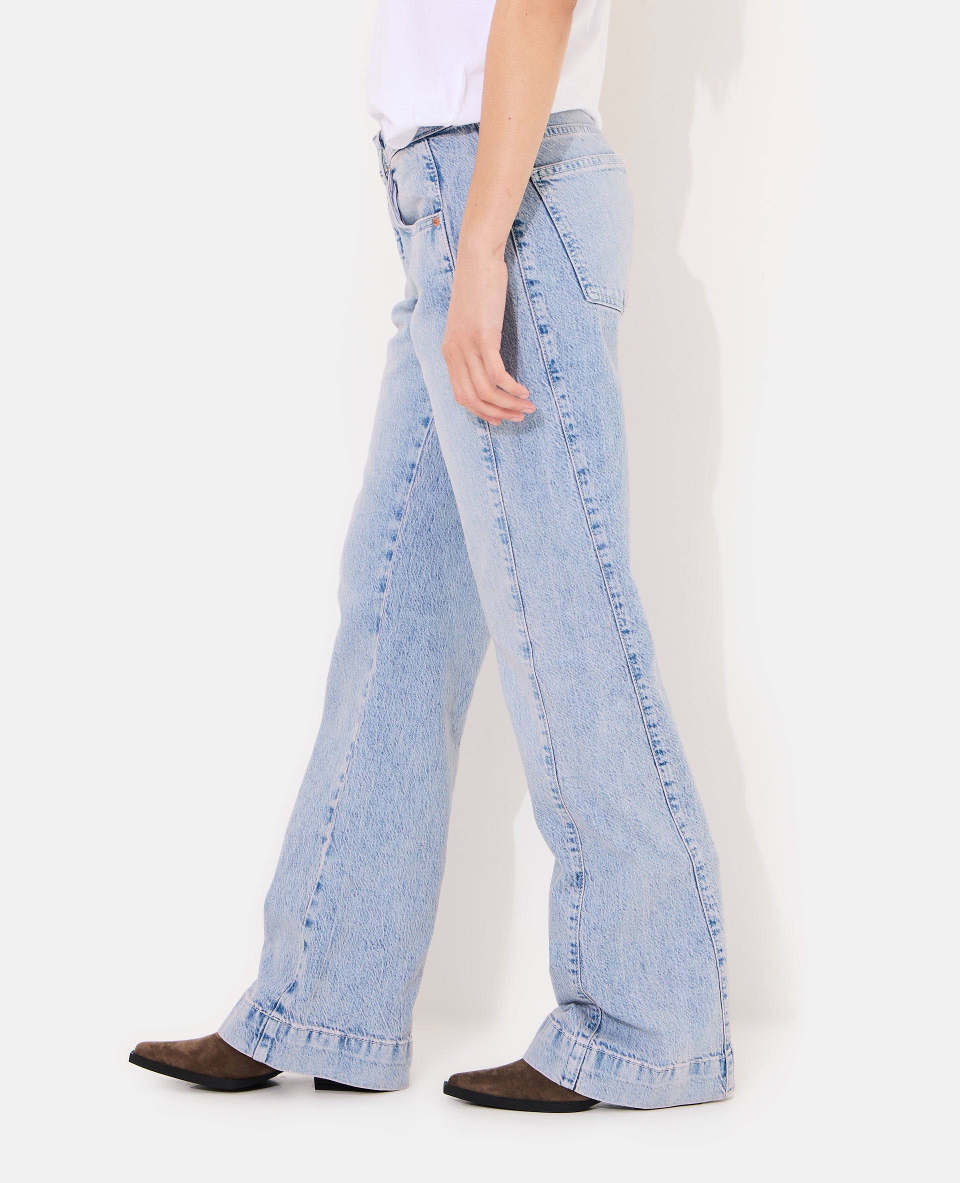 Jean flare taille basse avec détails coutures