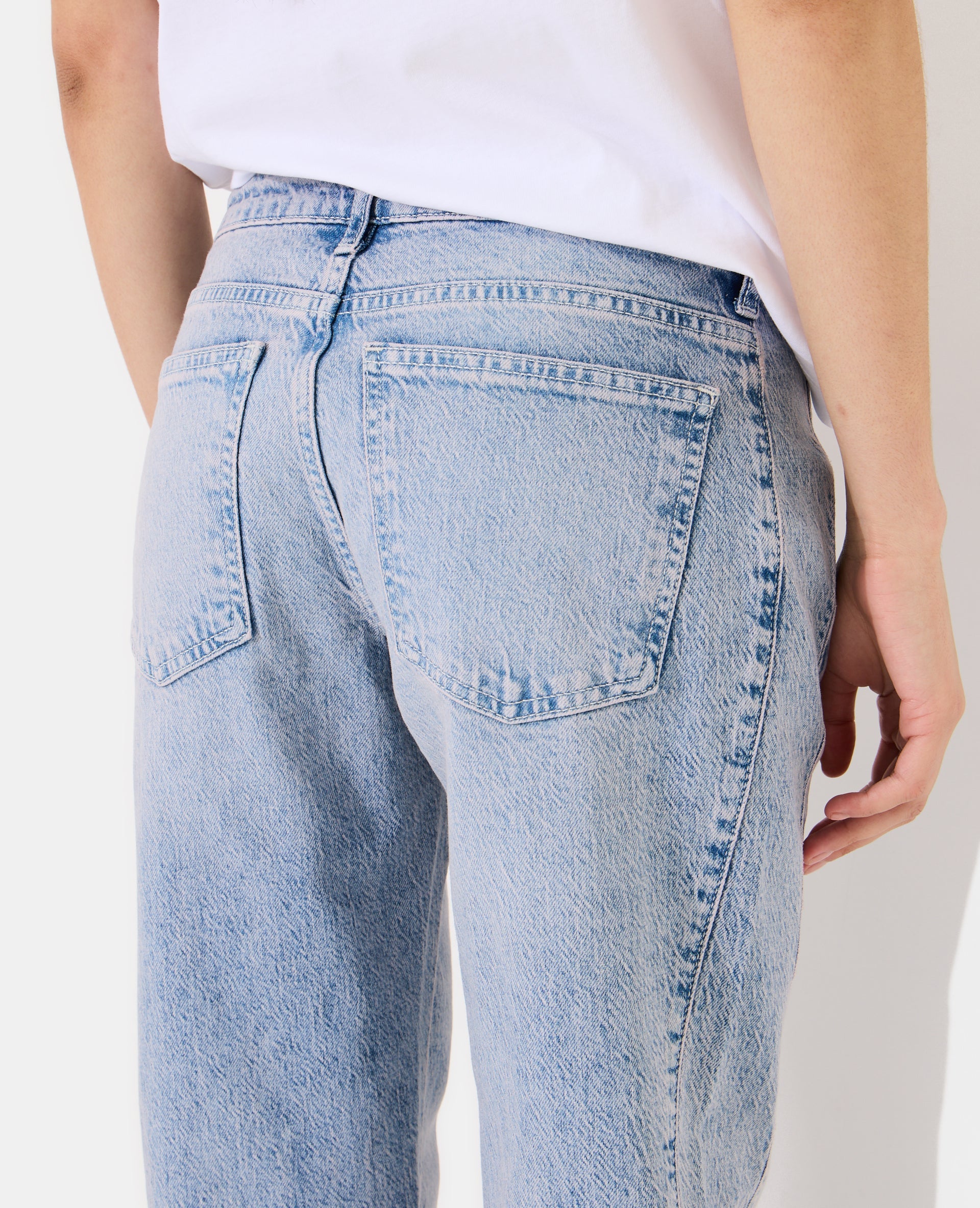 Jean flare taille basse avec détails coutures
