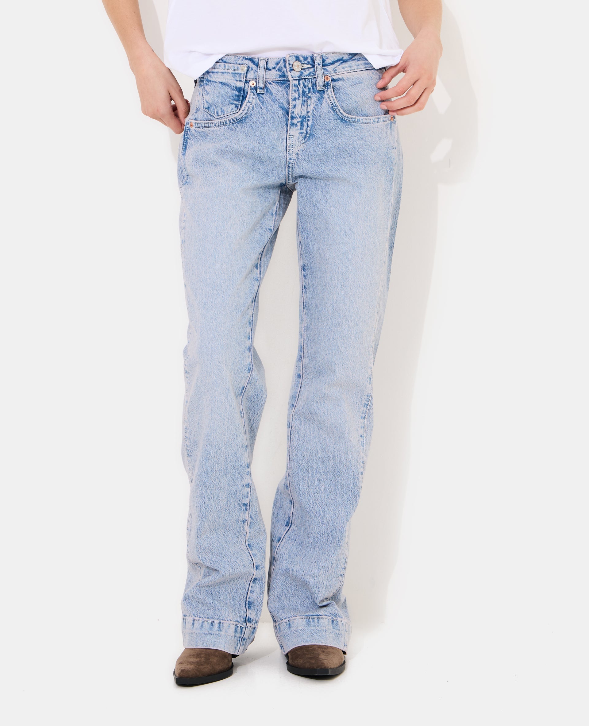 Jean flare taille basse avec détails coutures