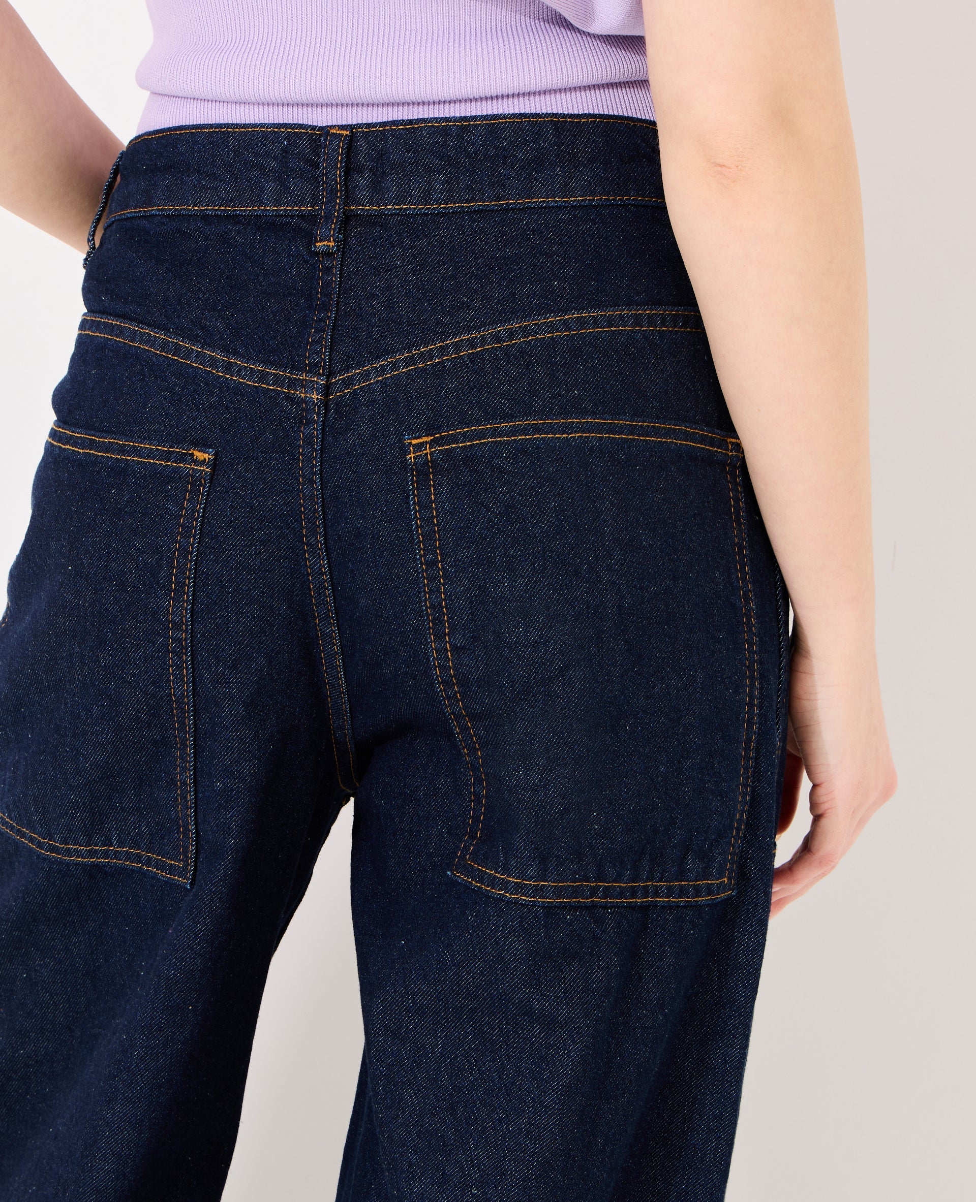 Jean barrel taille medium avec jeux de couture