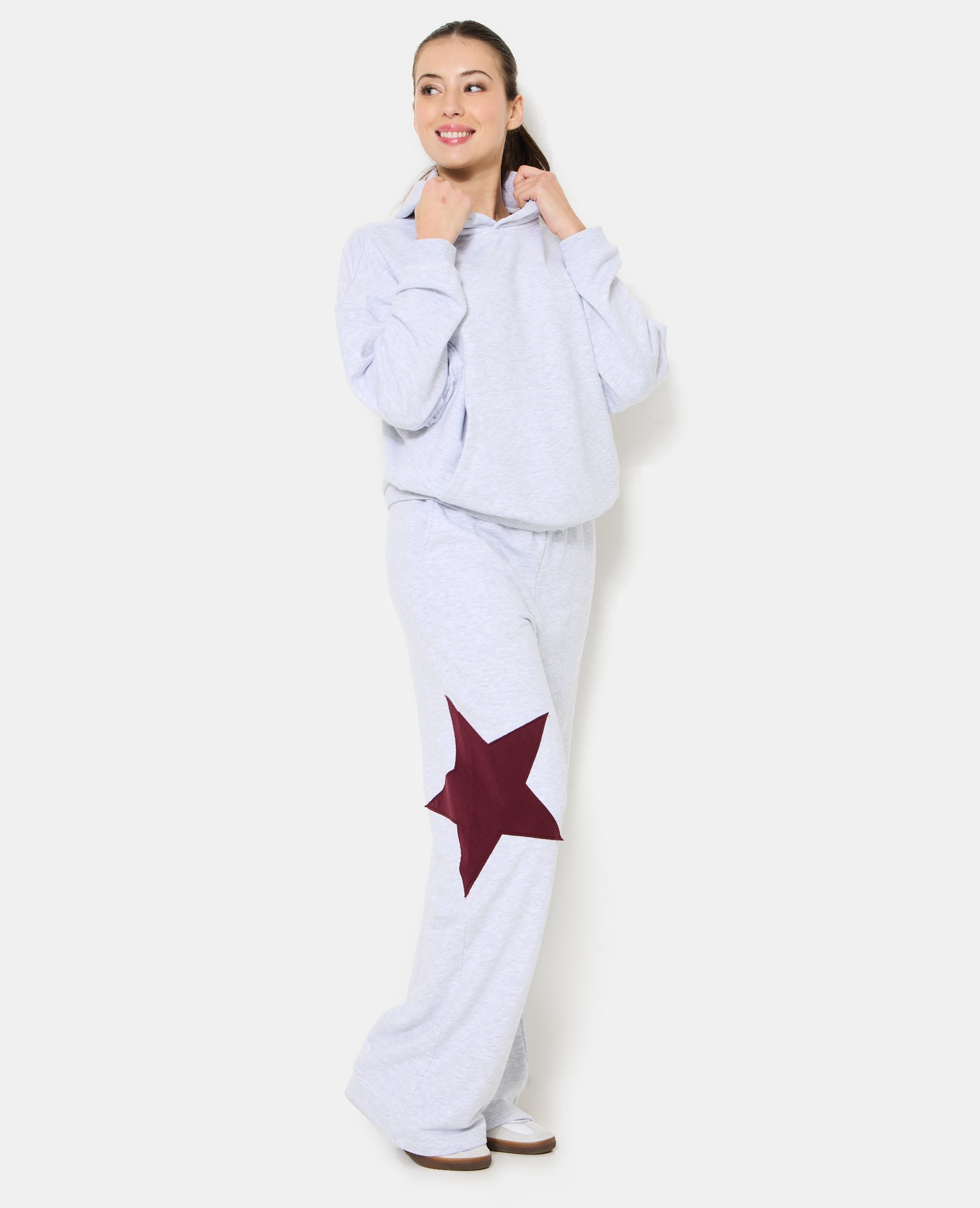 Pantalon large en molleton avec étoile contrastée