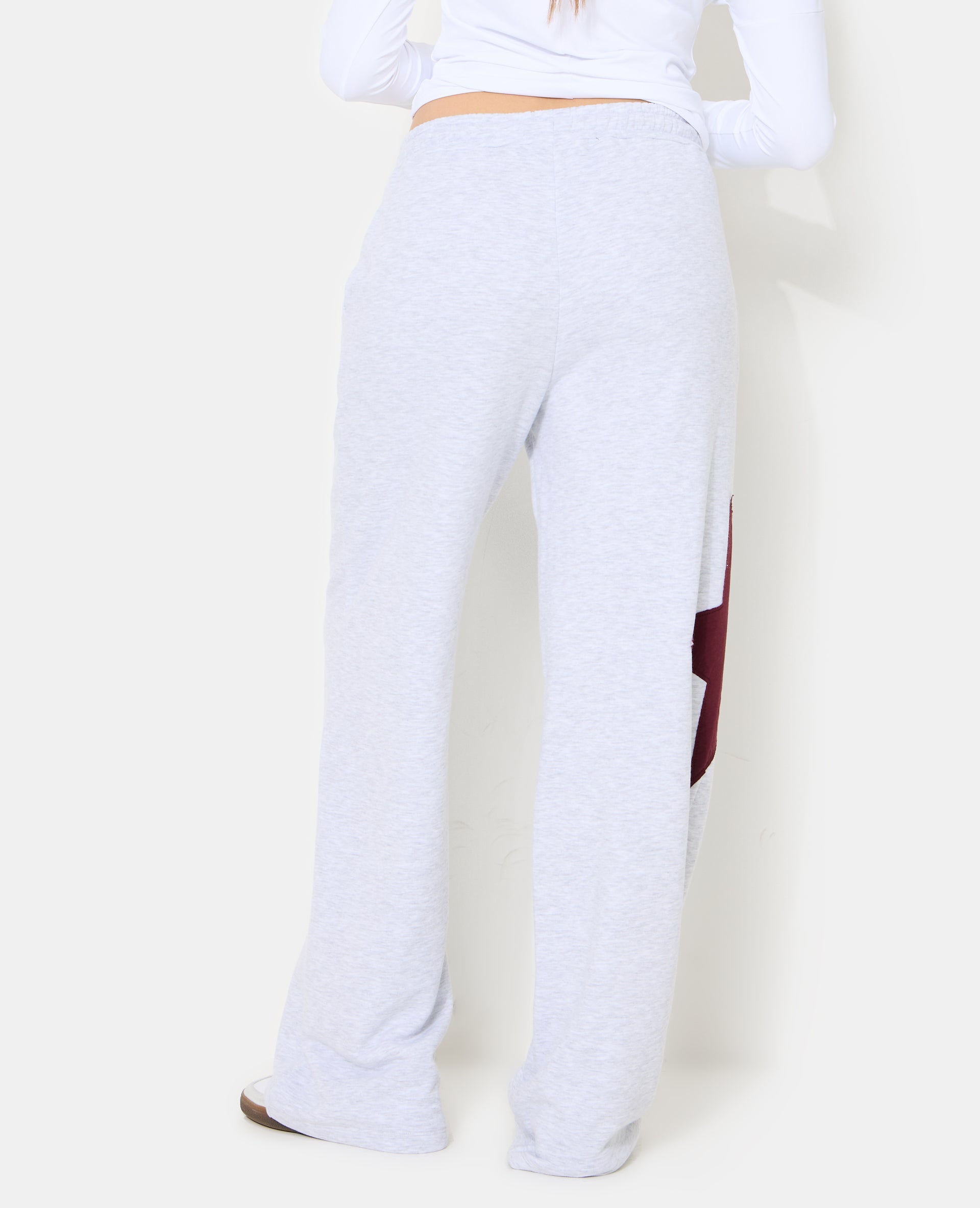 Pantalon large en molleton avec étoile contrastée