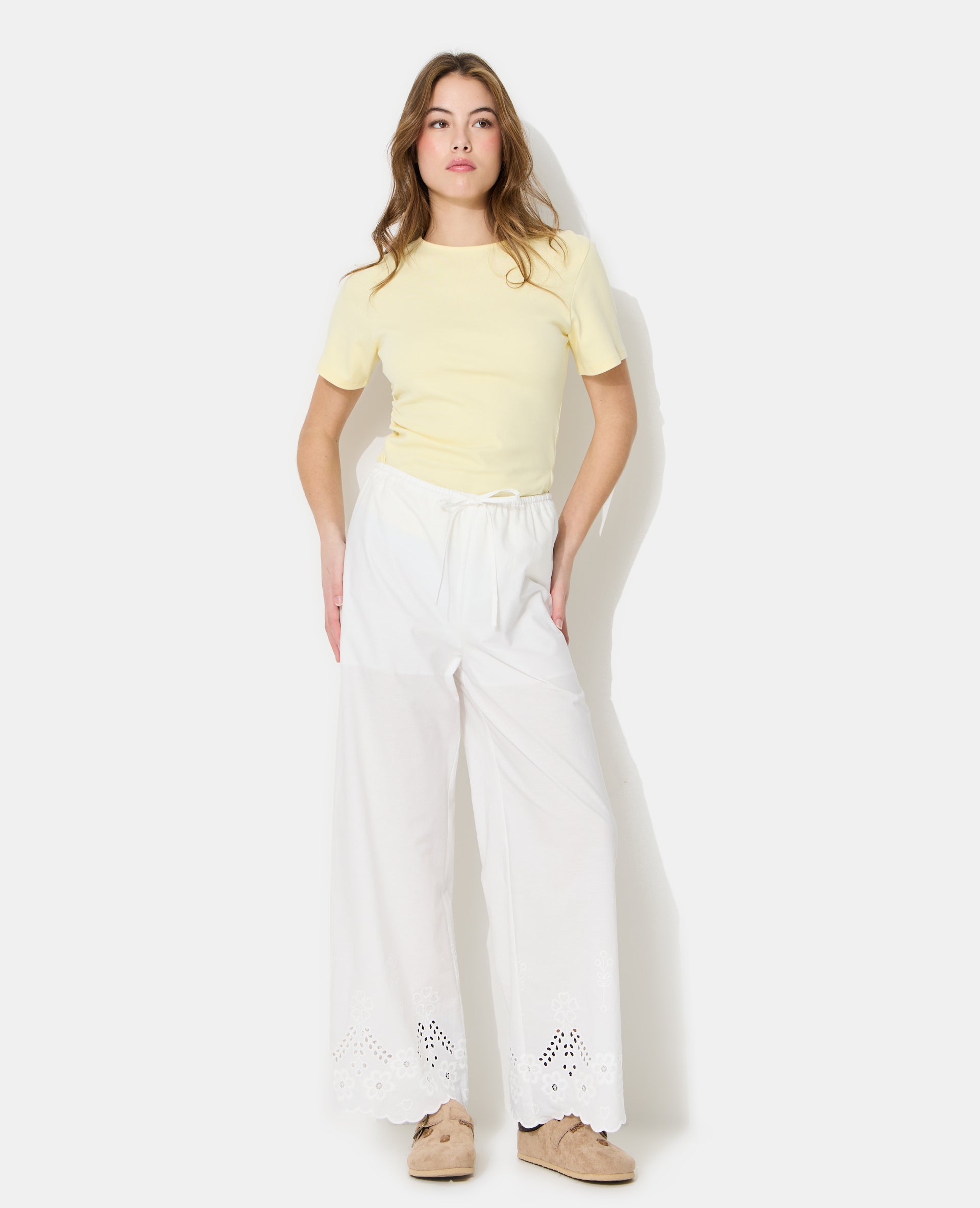Pantalon droit avec broderie anglaise ajourée