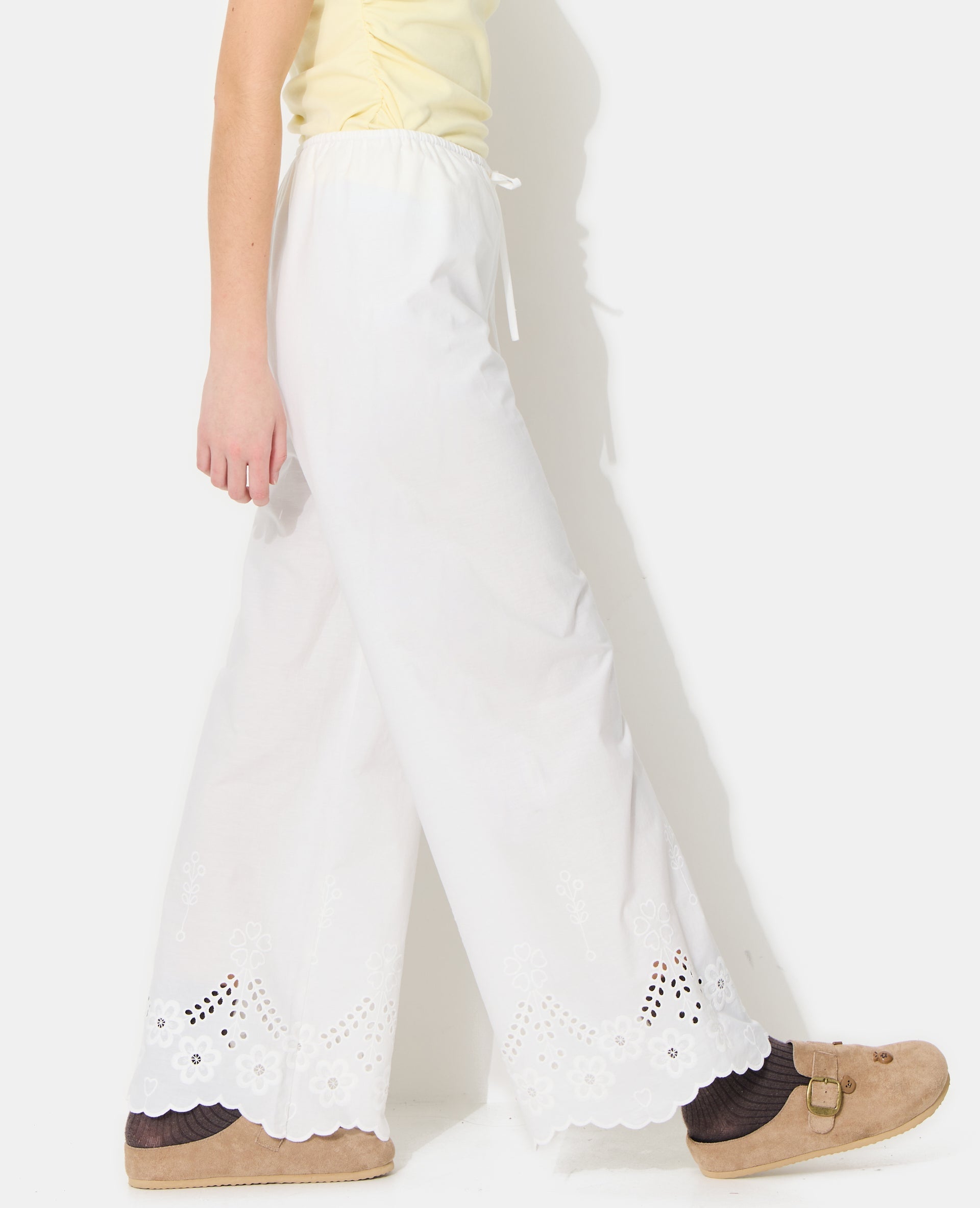 Pantalon droit avec broderie anglaise ajourée