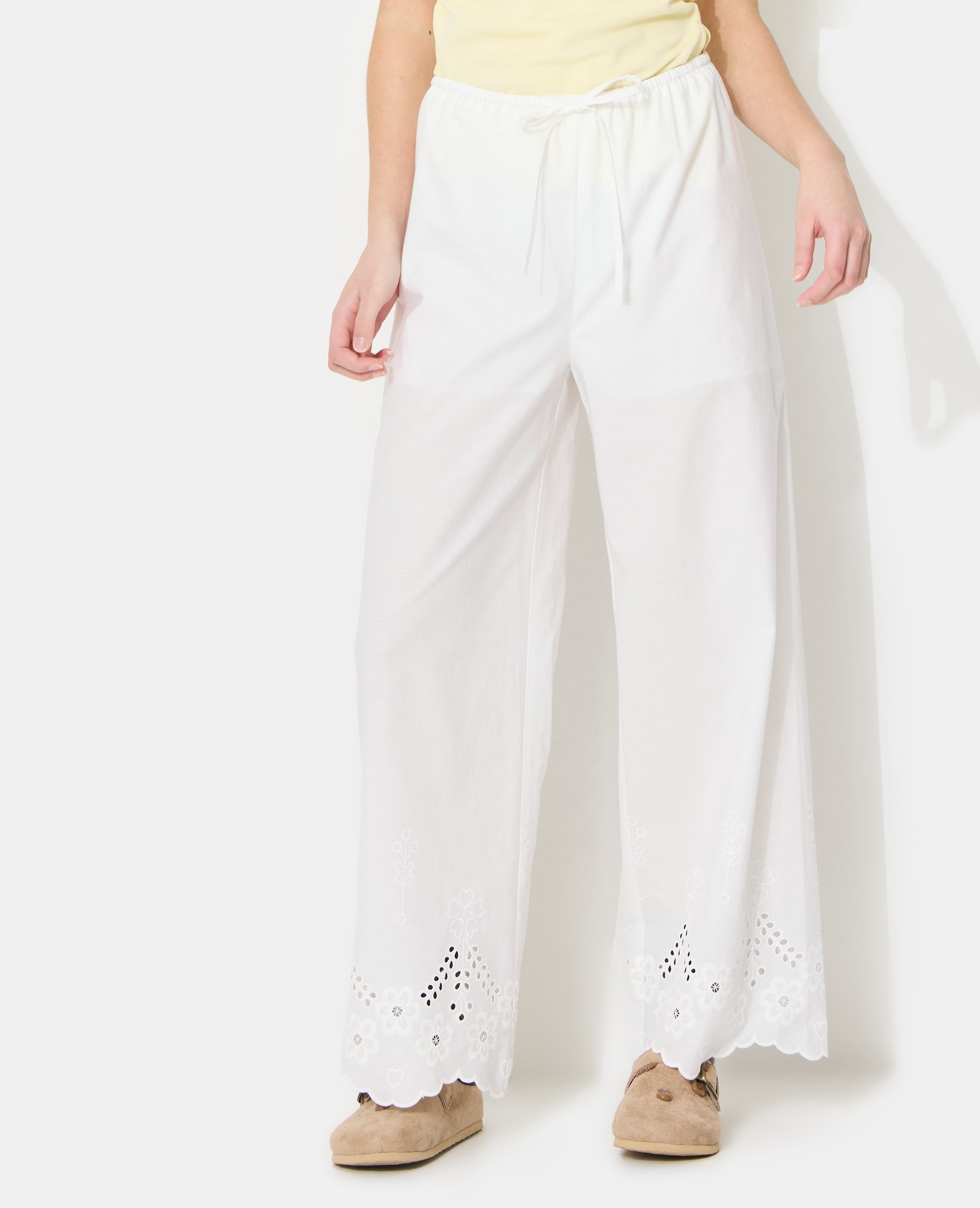Pantalon droit avec broderie anglaise ajourée