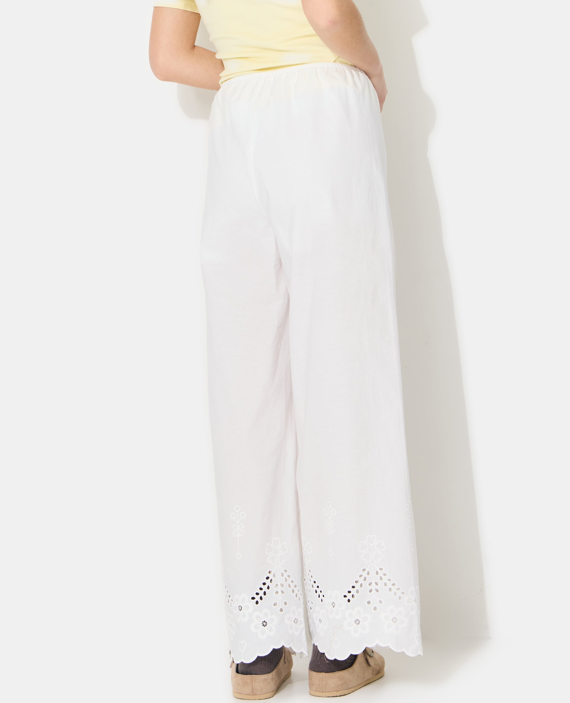 Pantalon droit avec broderie anglaise ajourée