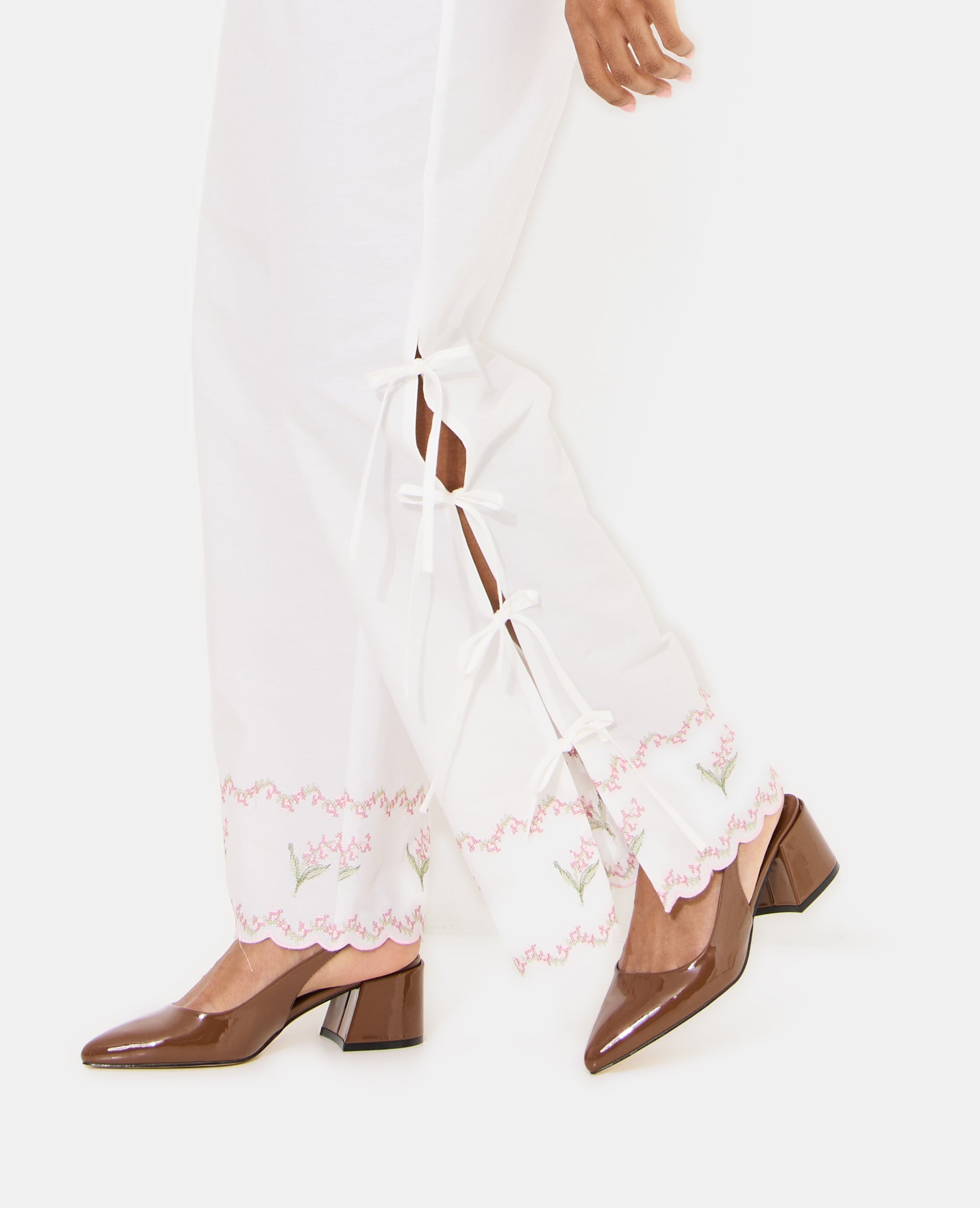 Pantalon avec fleurs points de croix et nouettes
