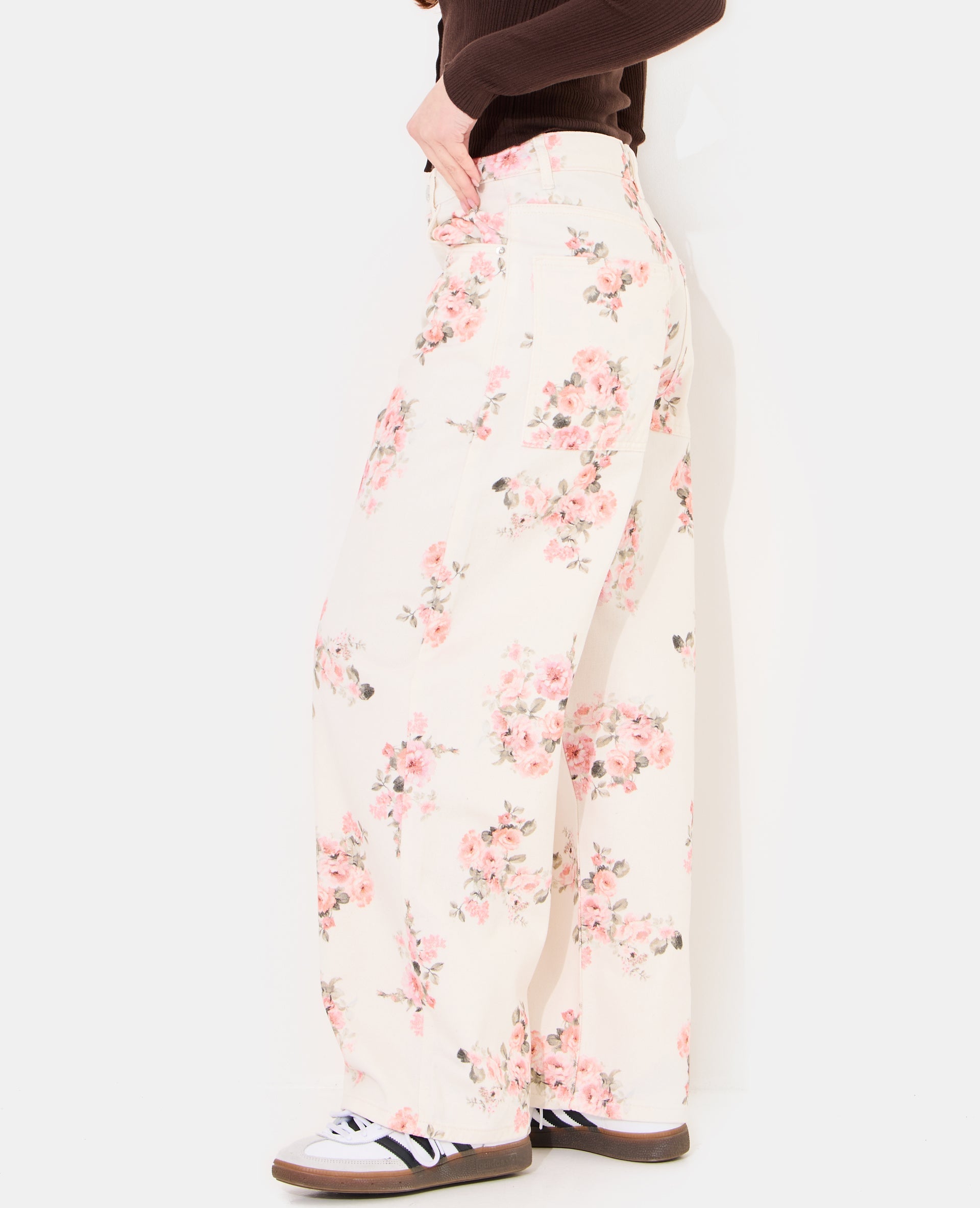 Jean barrel taille medium avec motif fleurs