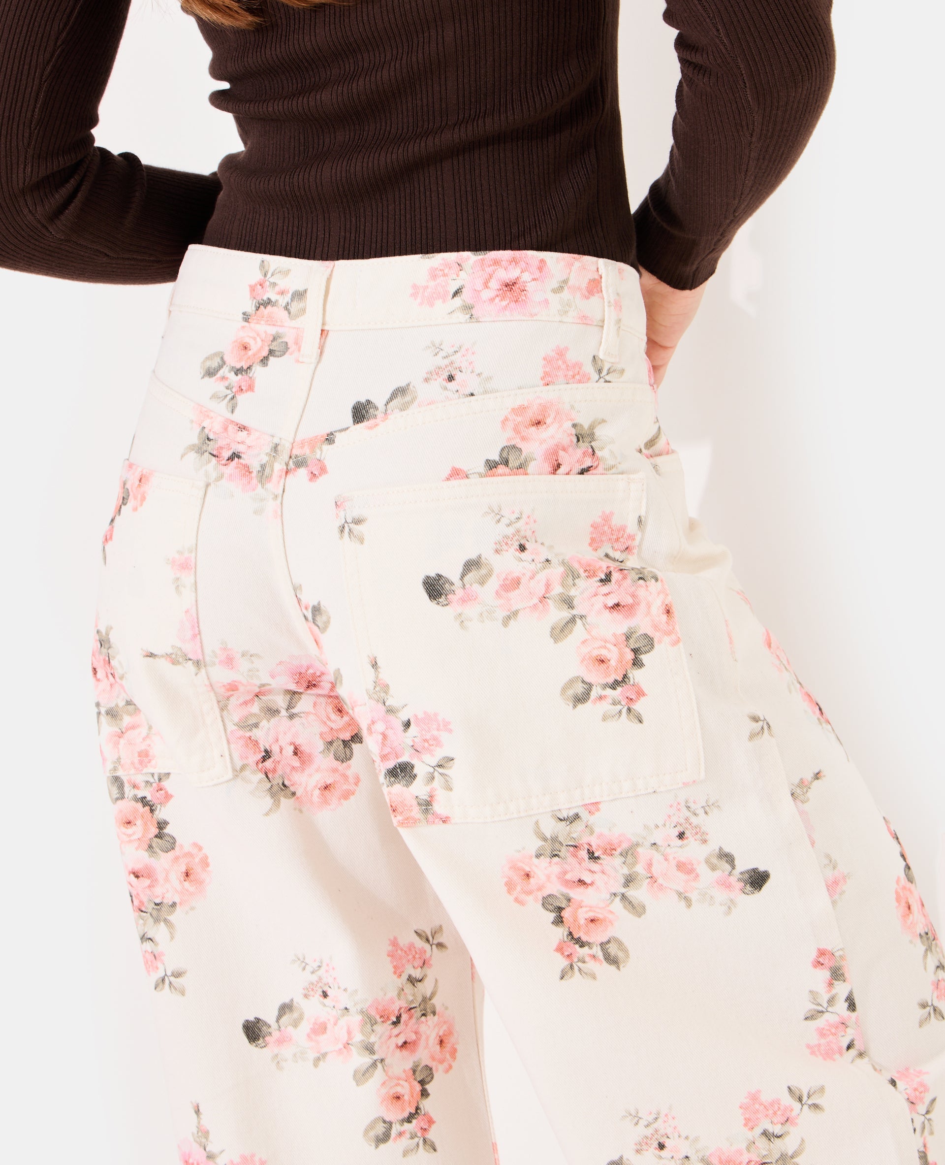 Jean barrel taille medium avec motif fleurs