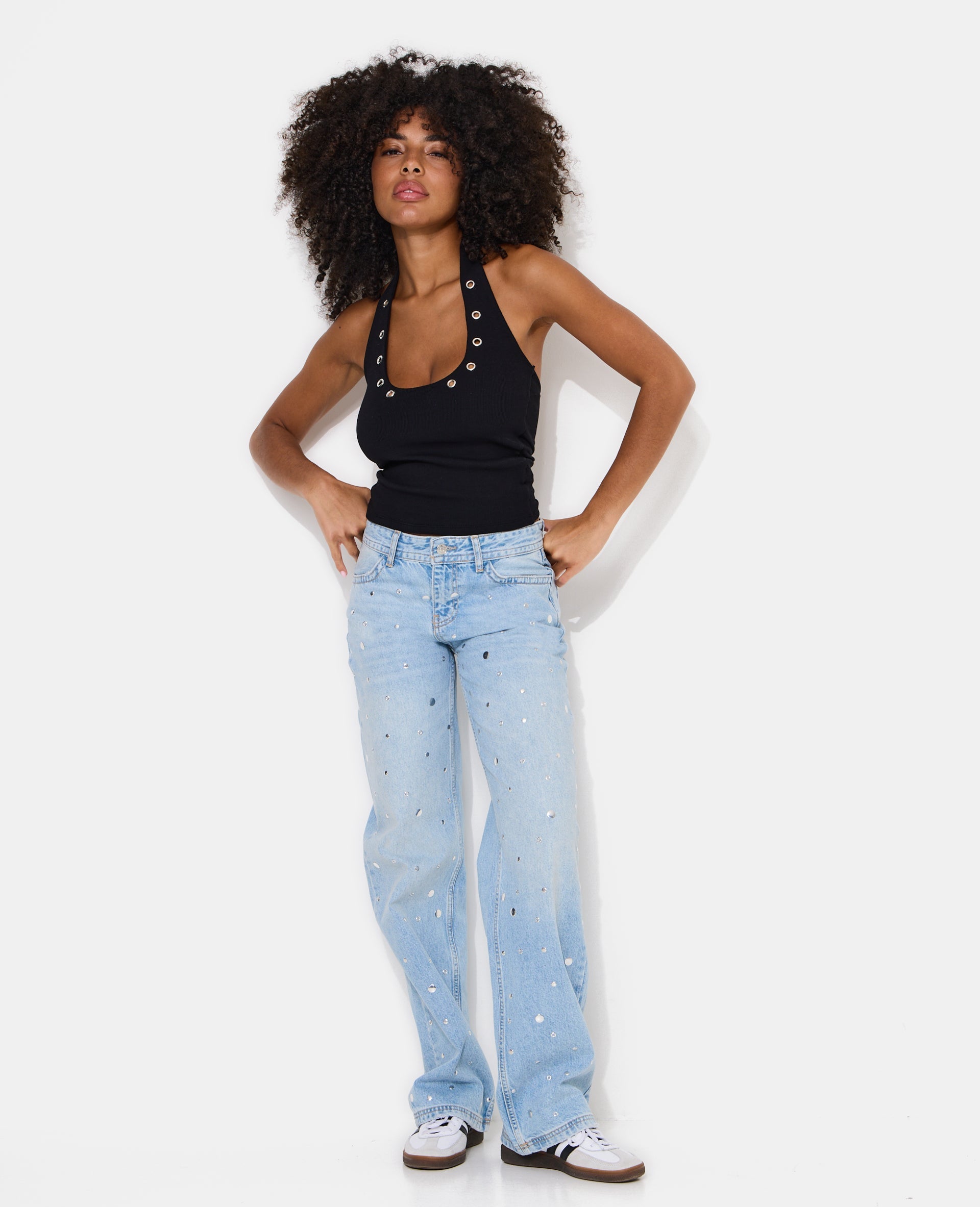 Jean wide taille basse avec clous et œillets