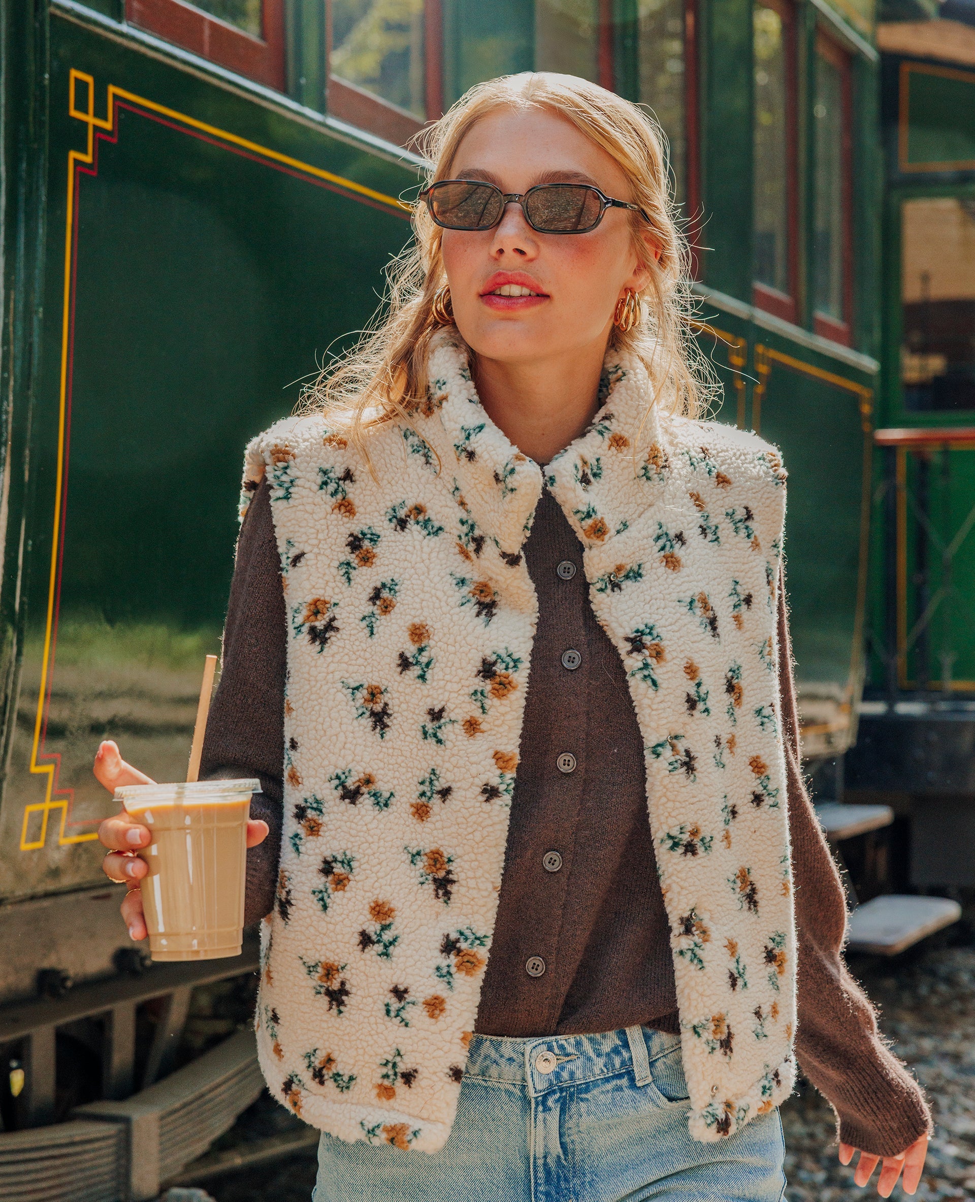 Veste sans manches en sherpa motif fleurs