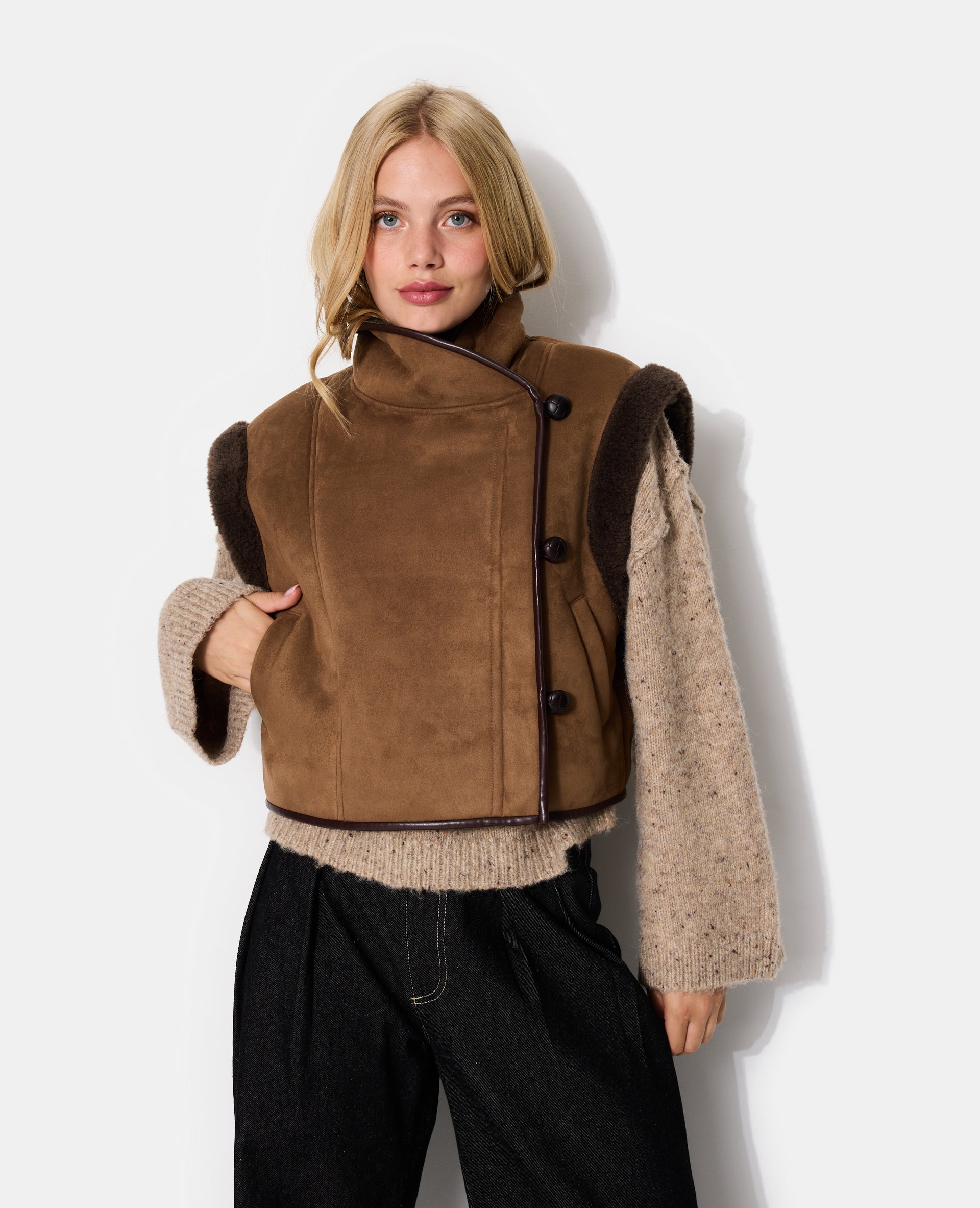 Blouson sans manches façon peau lainée