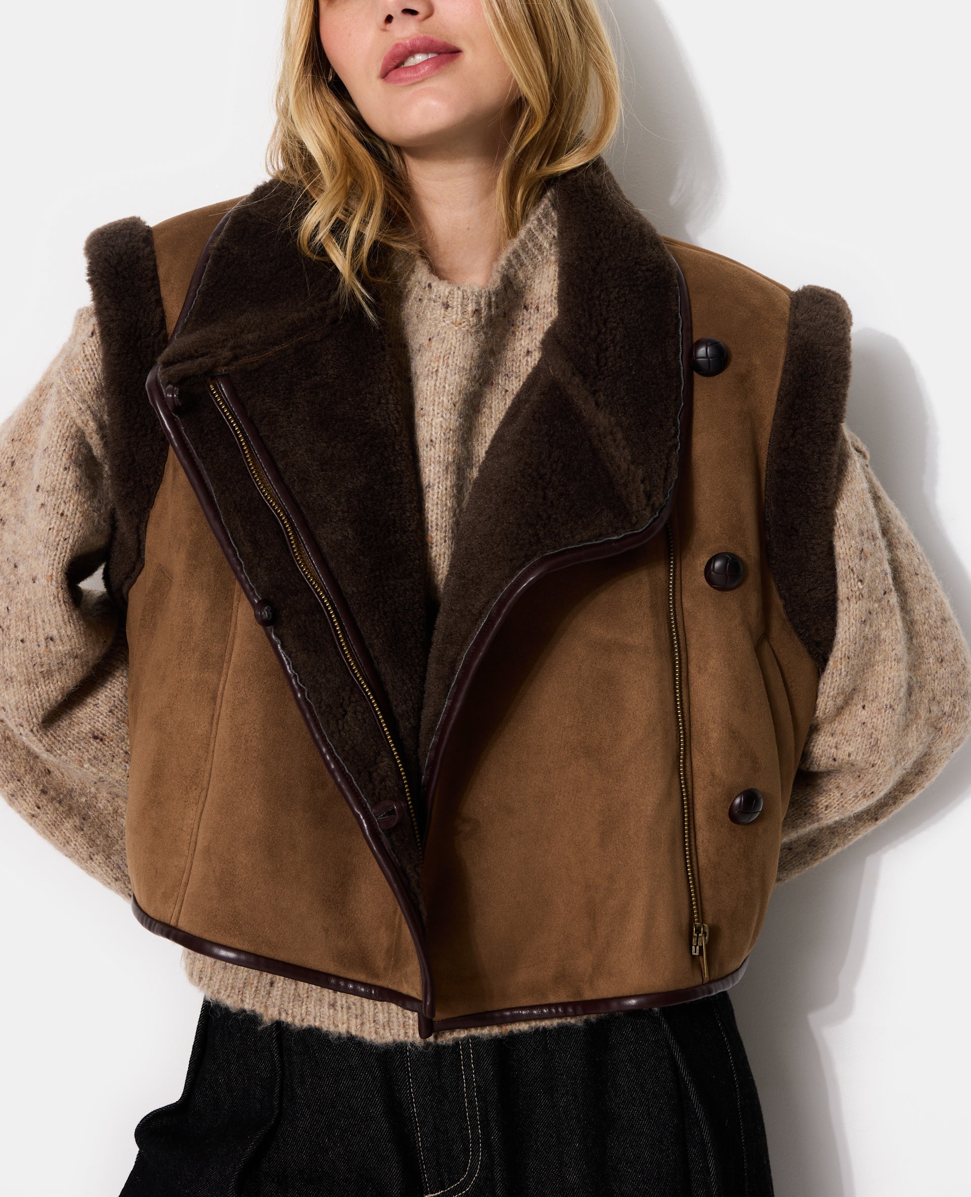 Blouson sans manches façon peau lainée
