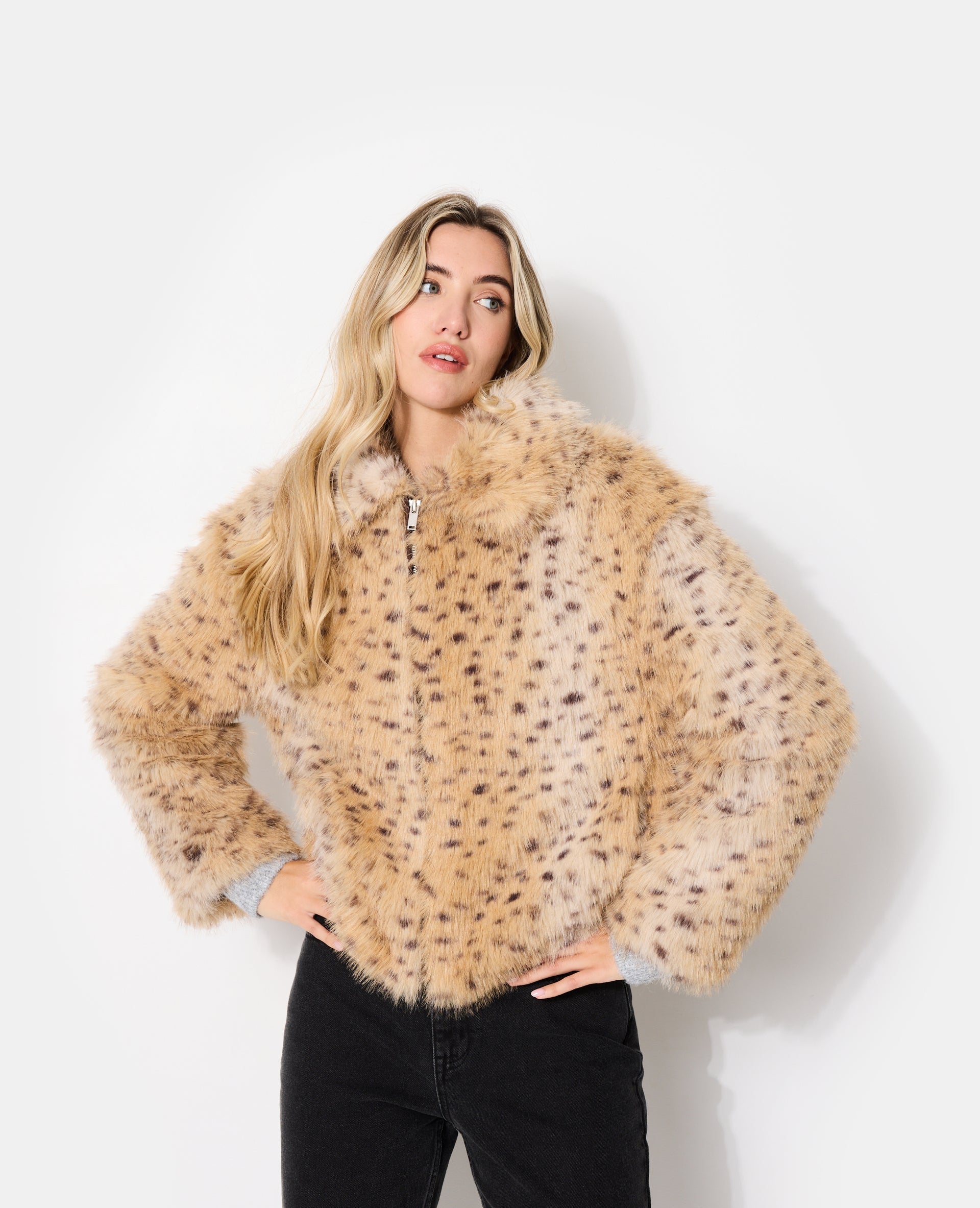 Blouson en fourrure esprit guépard avec col