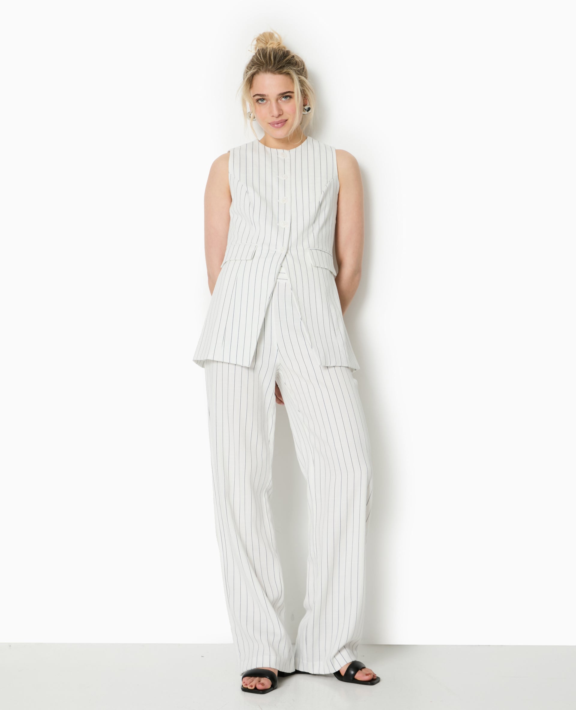 Veste longue sans manche avec fines rayures