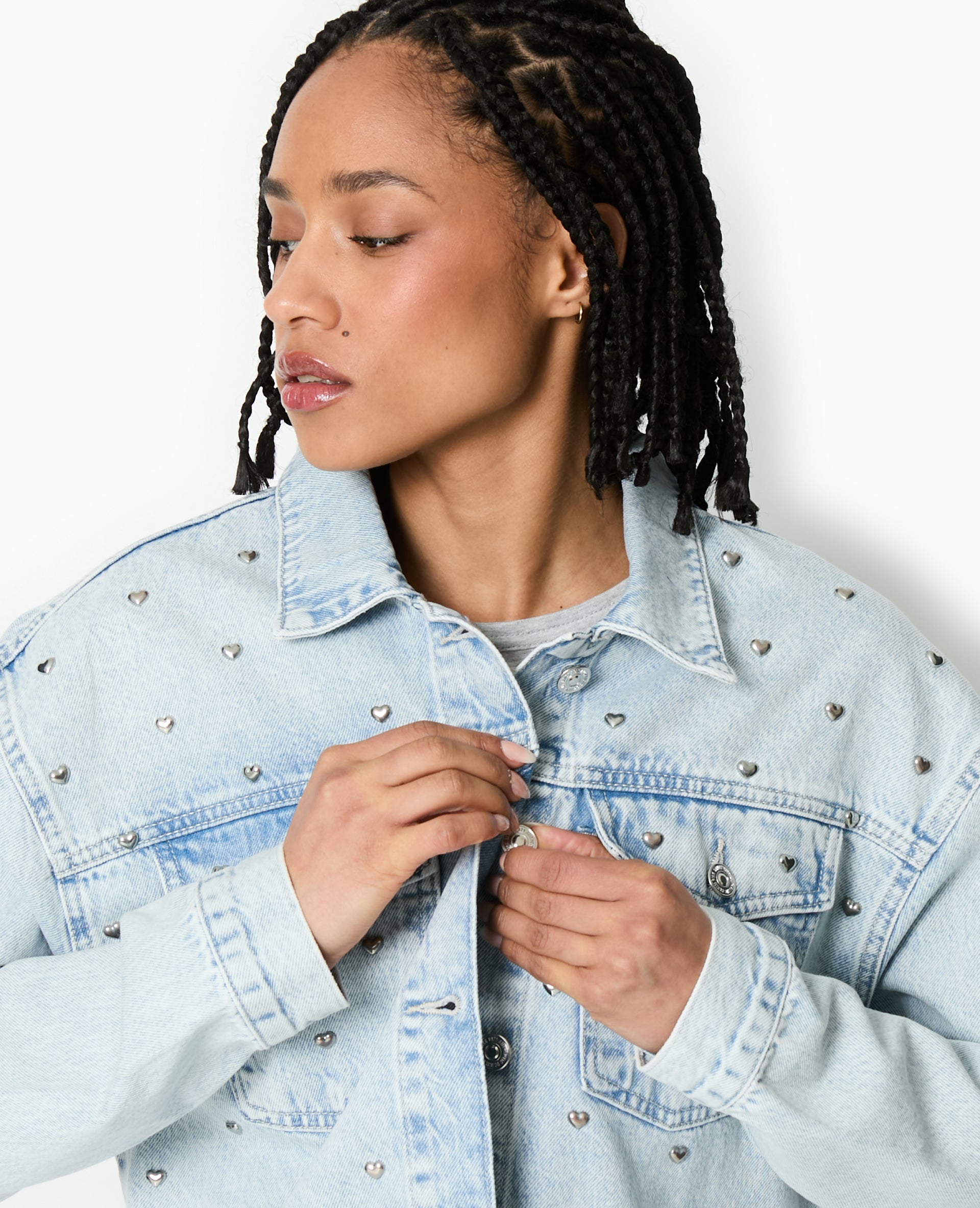 Veste en jean avec cœurs métalliques