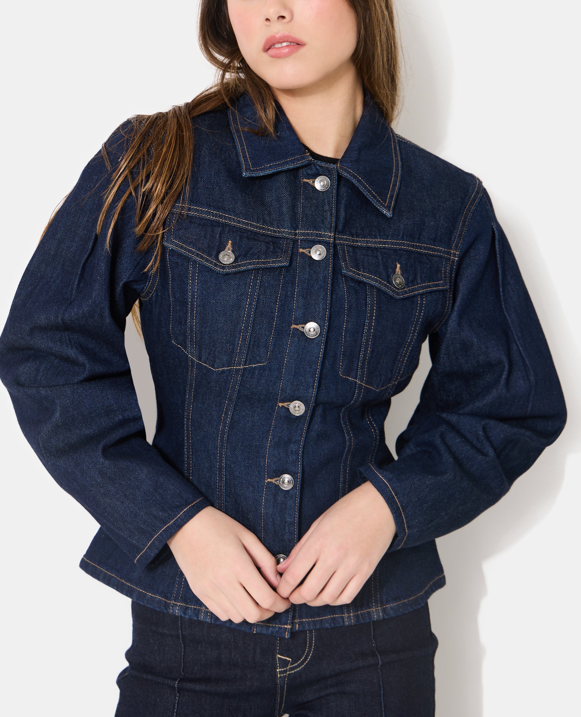 Veste en jean cintrée avec manches ballons