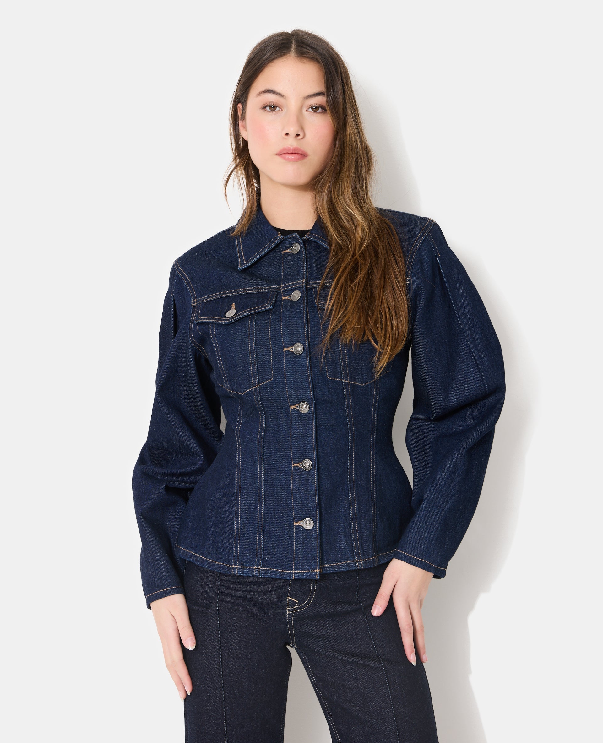 Veste en jean cintrée avec manches ballons