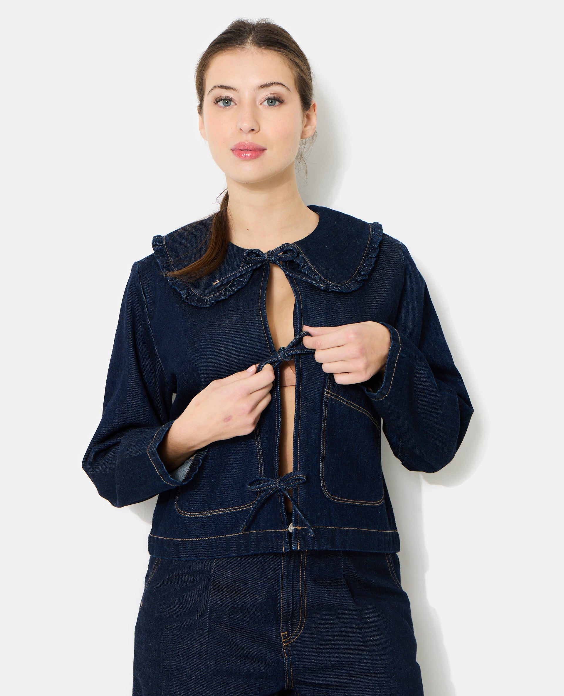 Veste en jean avec col claudine et nouettes