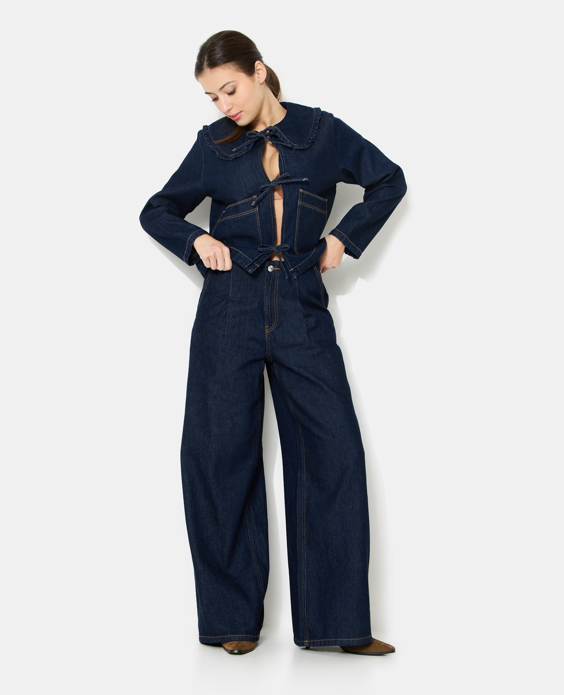 Veste en jean avec col claudine et nouettes