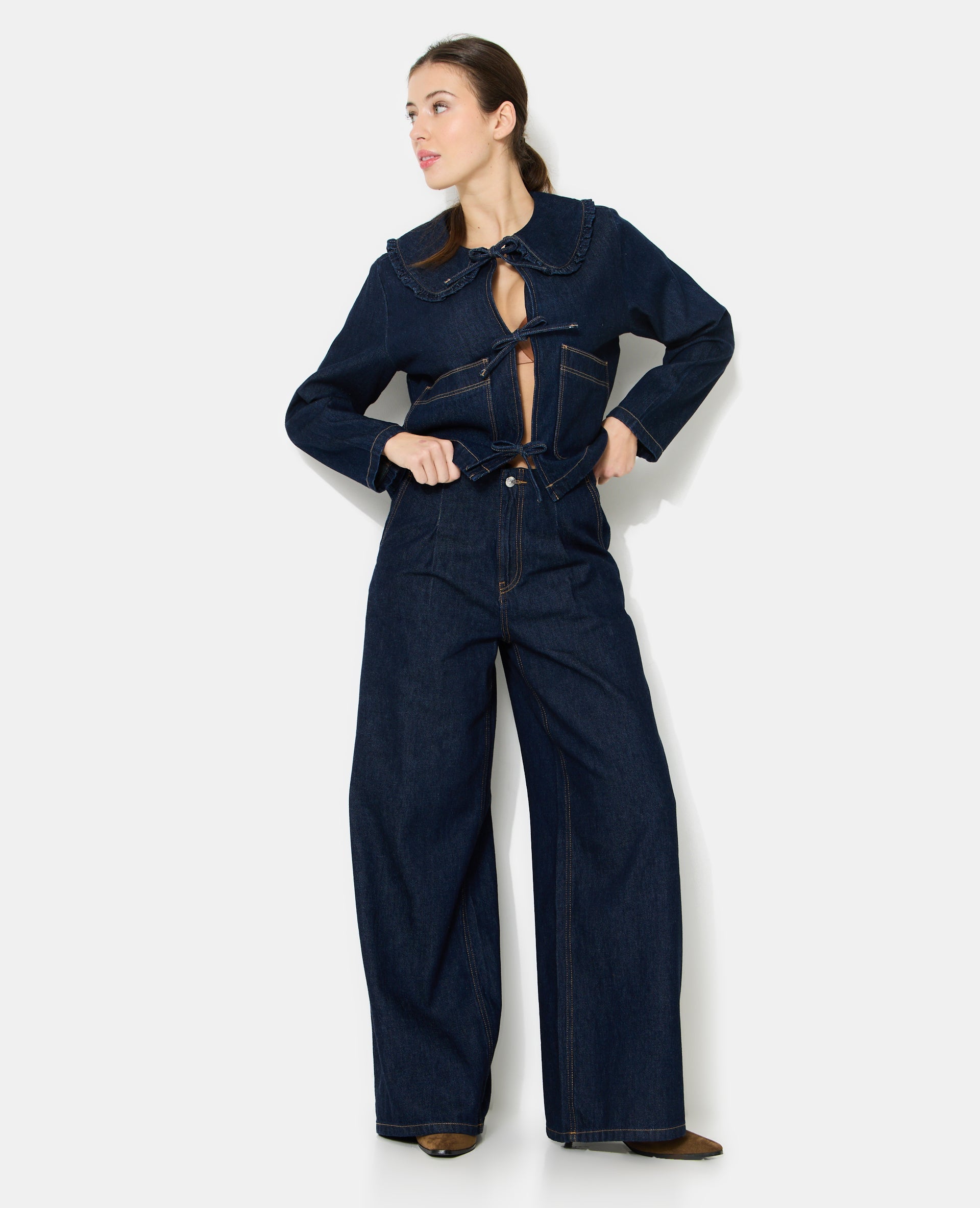 Veste en jean avec col claudine et nouettes