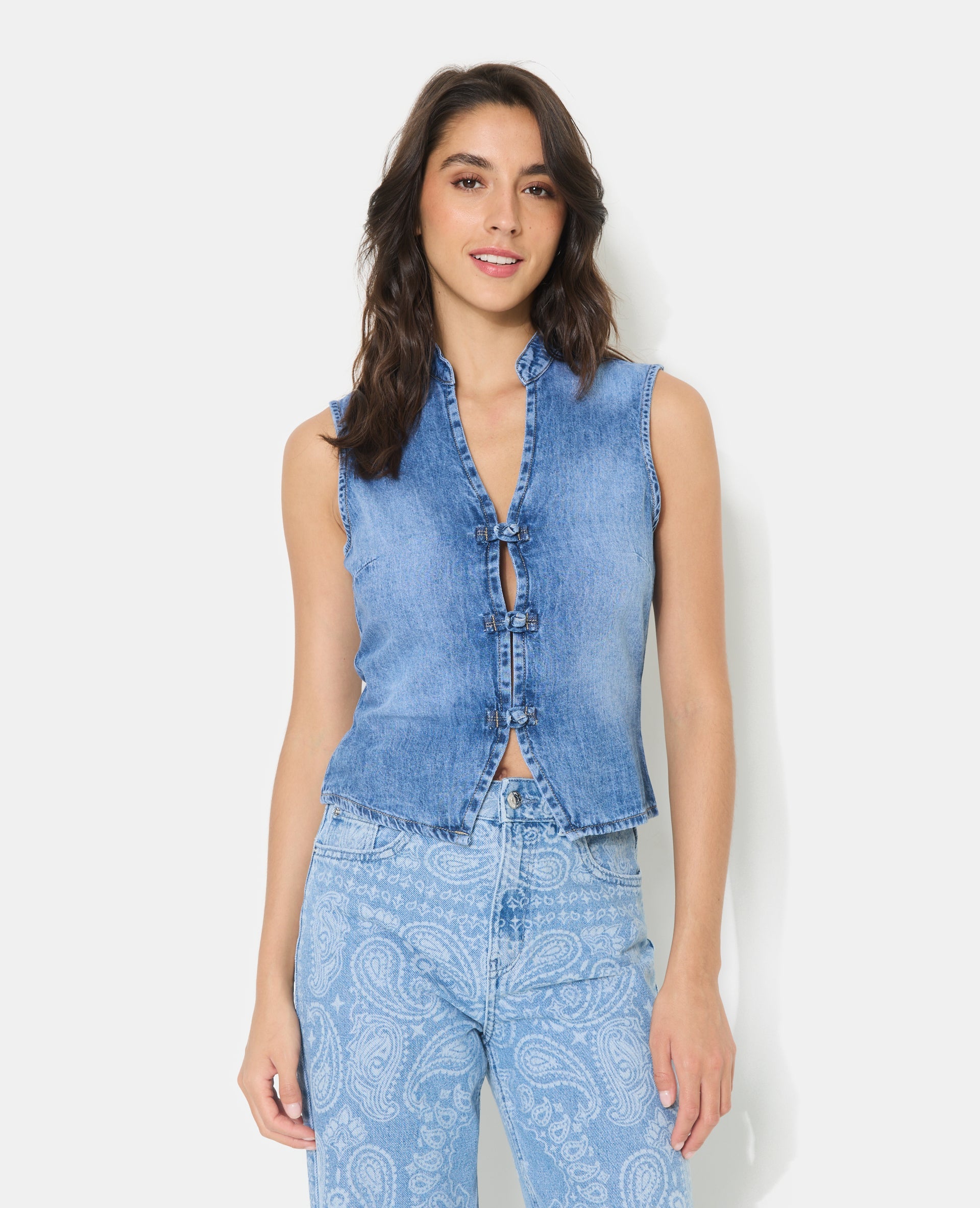 Top en jean col mao et boutons brandebourg