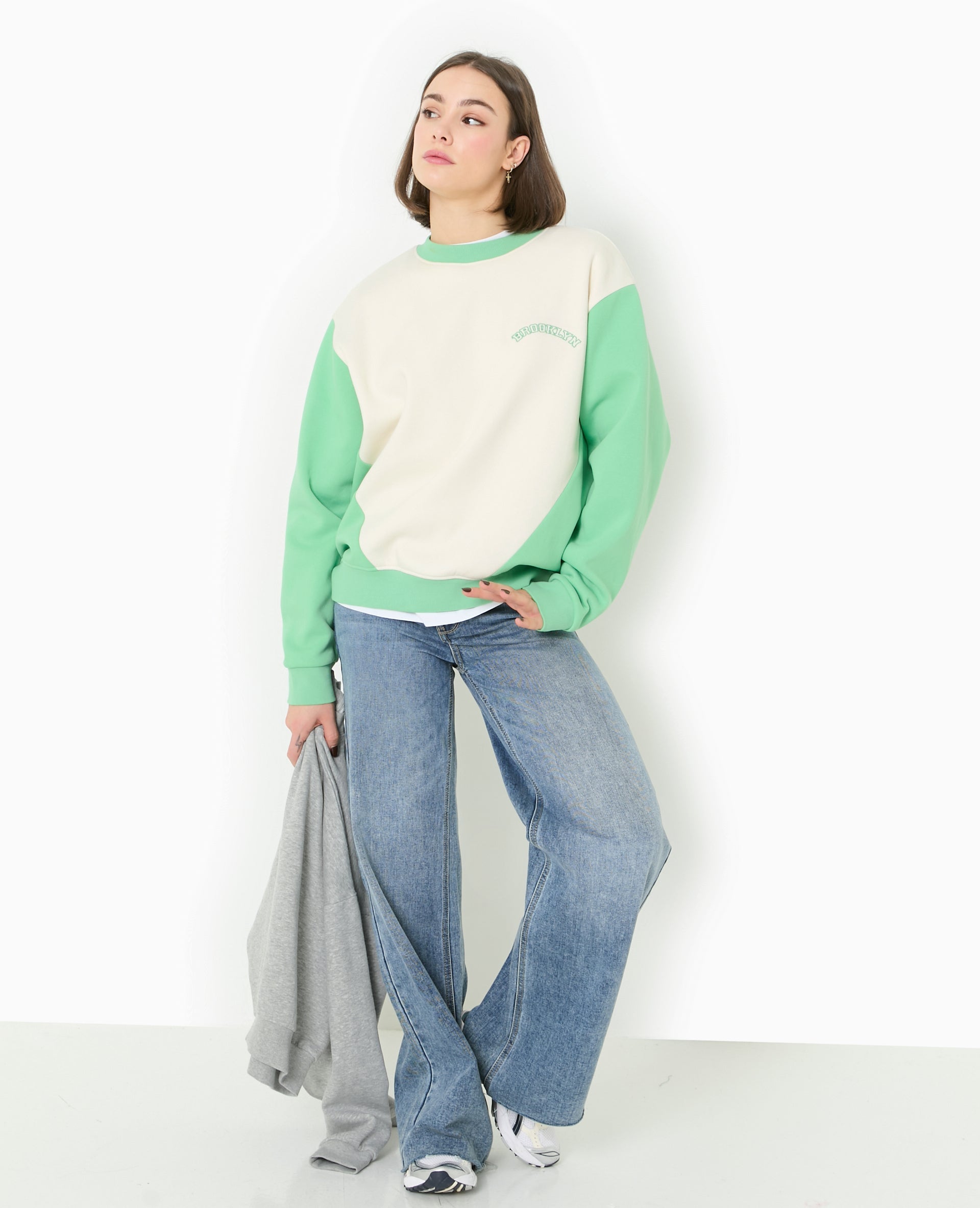Sweat bicolore avec broderie poitrine et dos