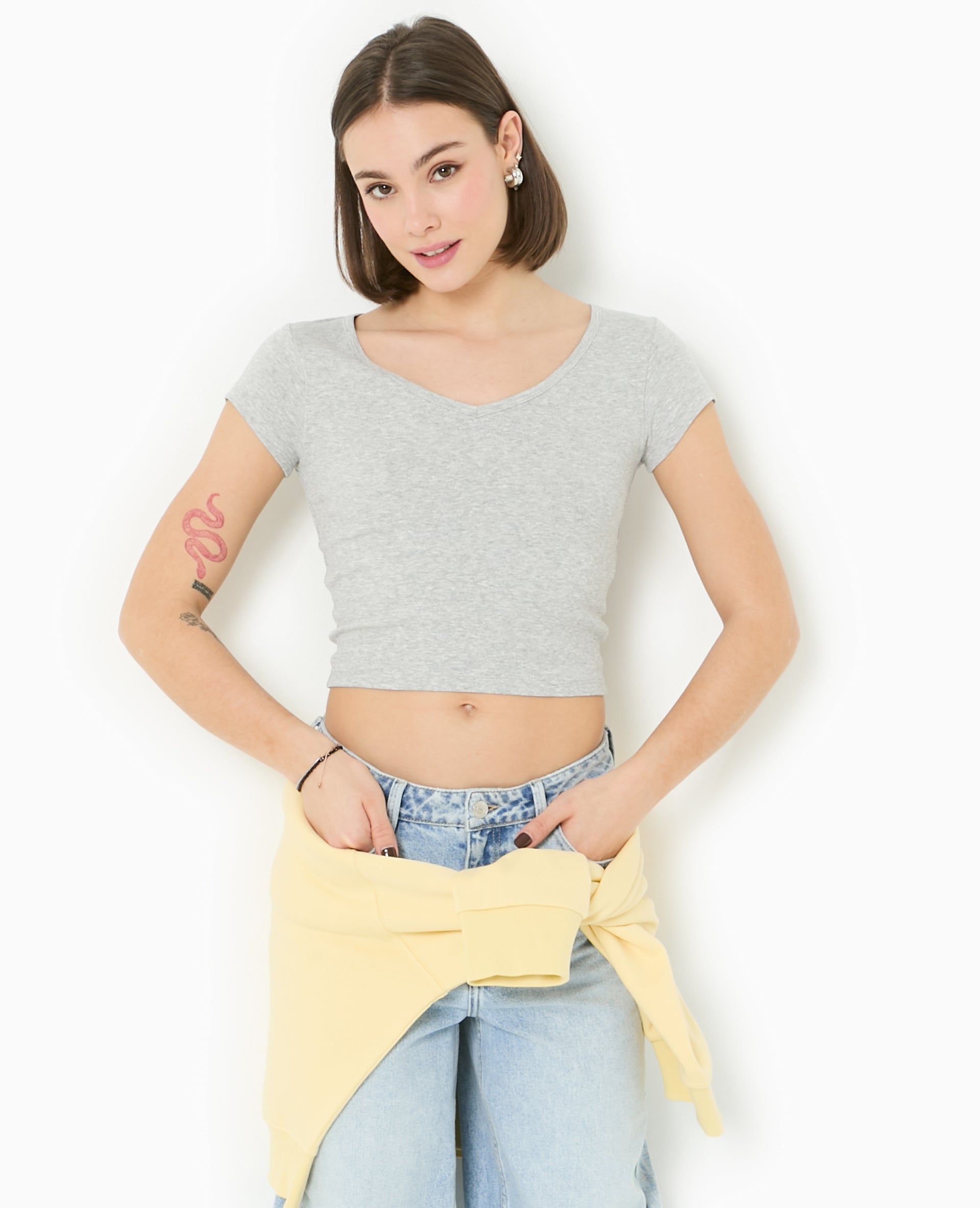 T-shirt court col V