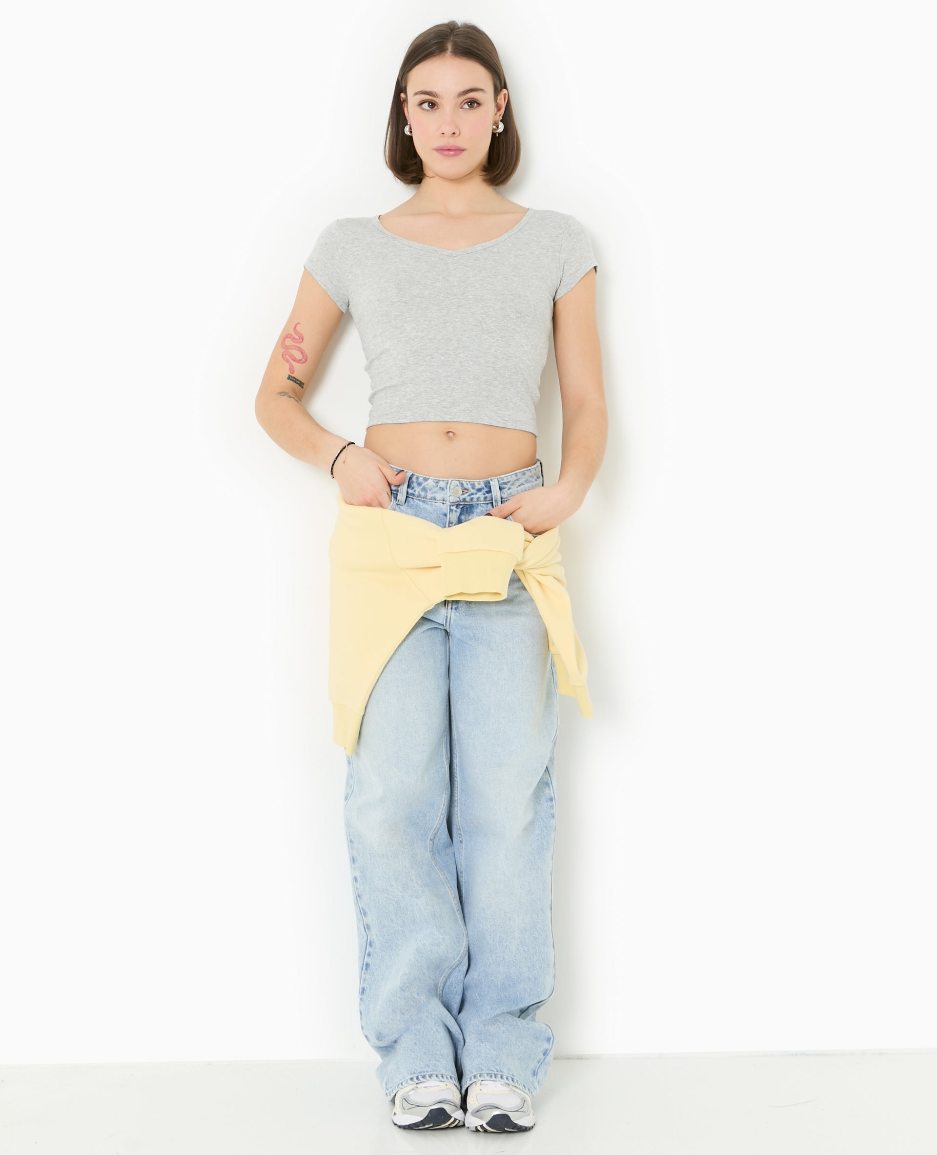T-shirt court col V