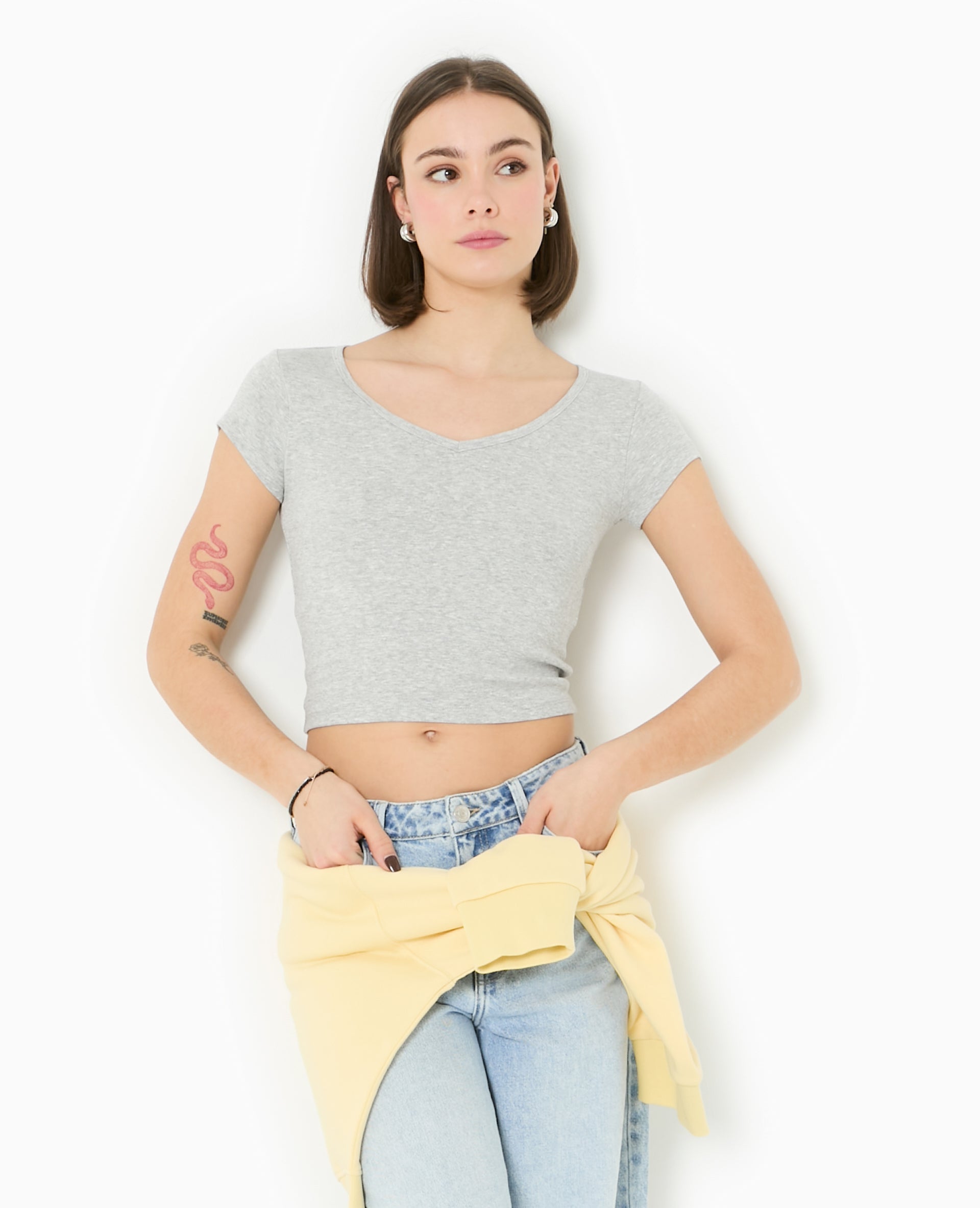 T-shirt court col V