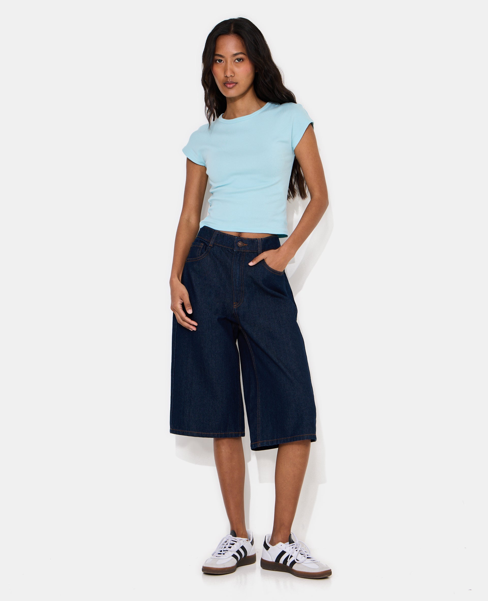 T-shirt ajusté col rond et manches raccourcies