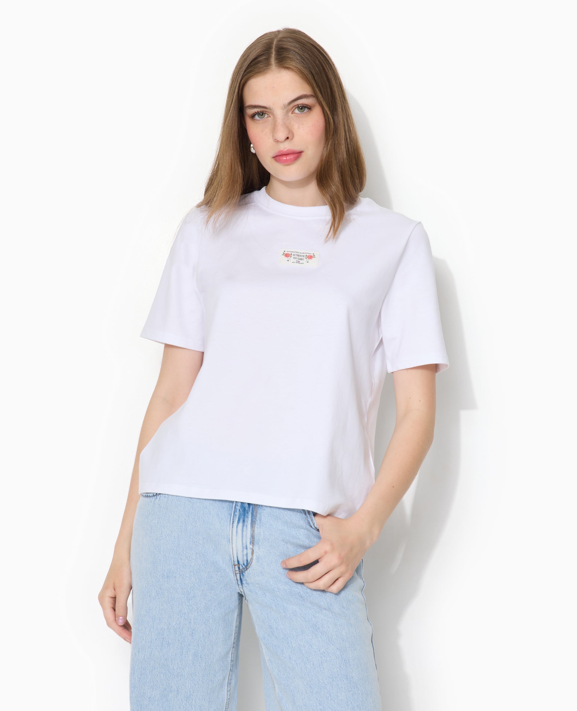 T-shirt avec étiquette cousue devant