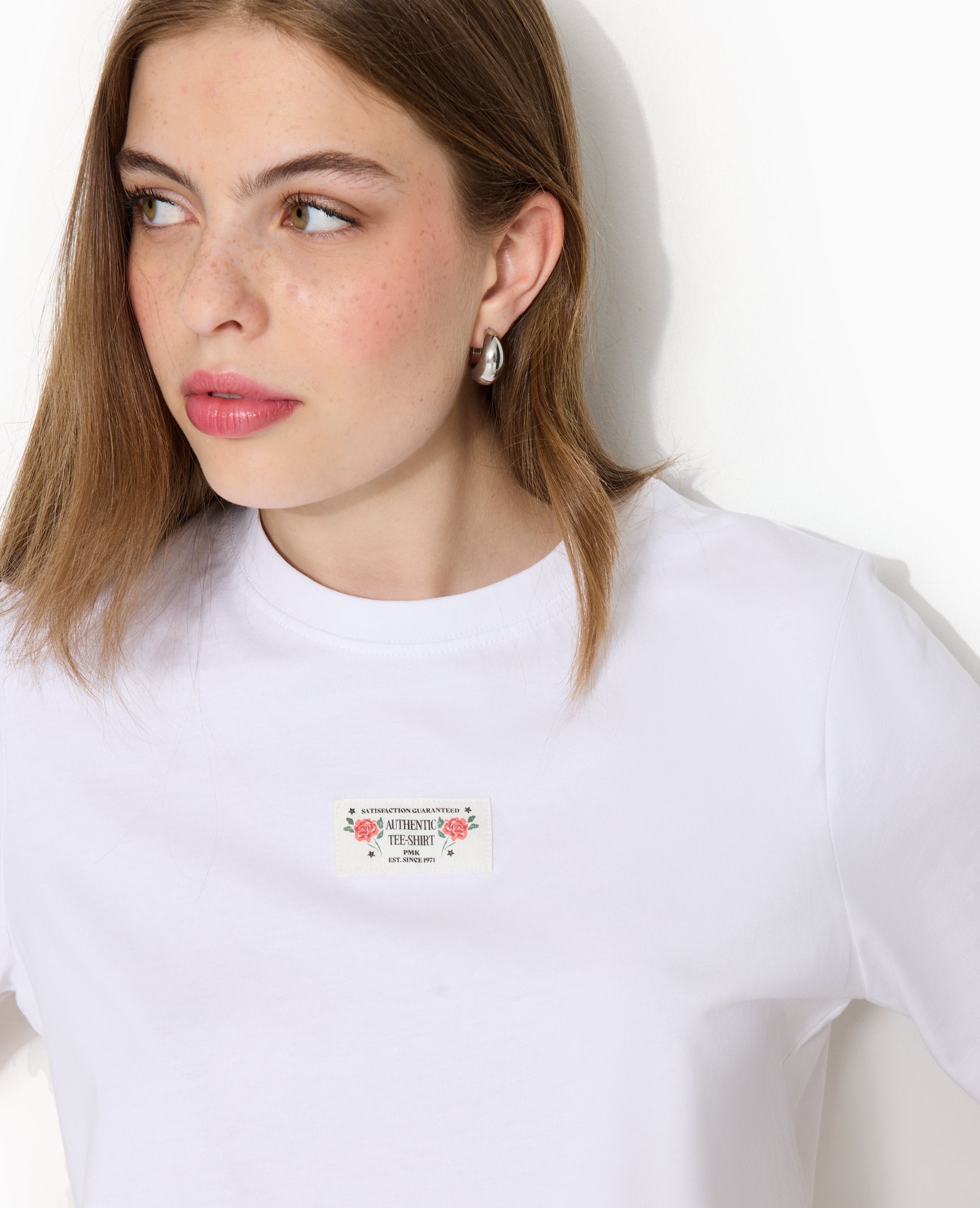 T-shirt avec étiquette cousue devant