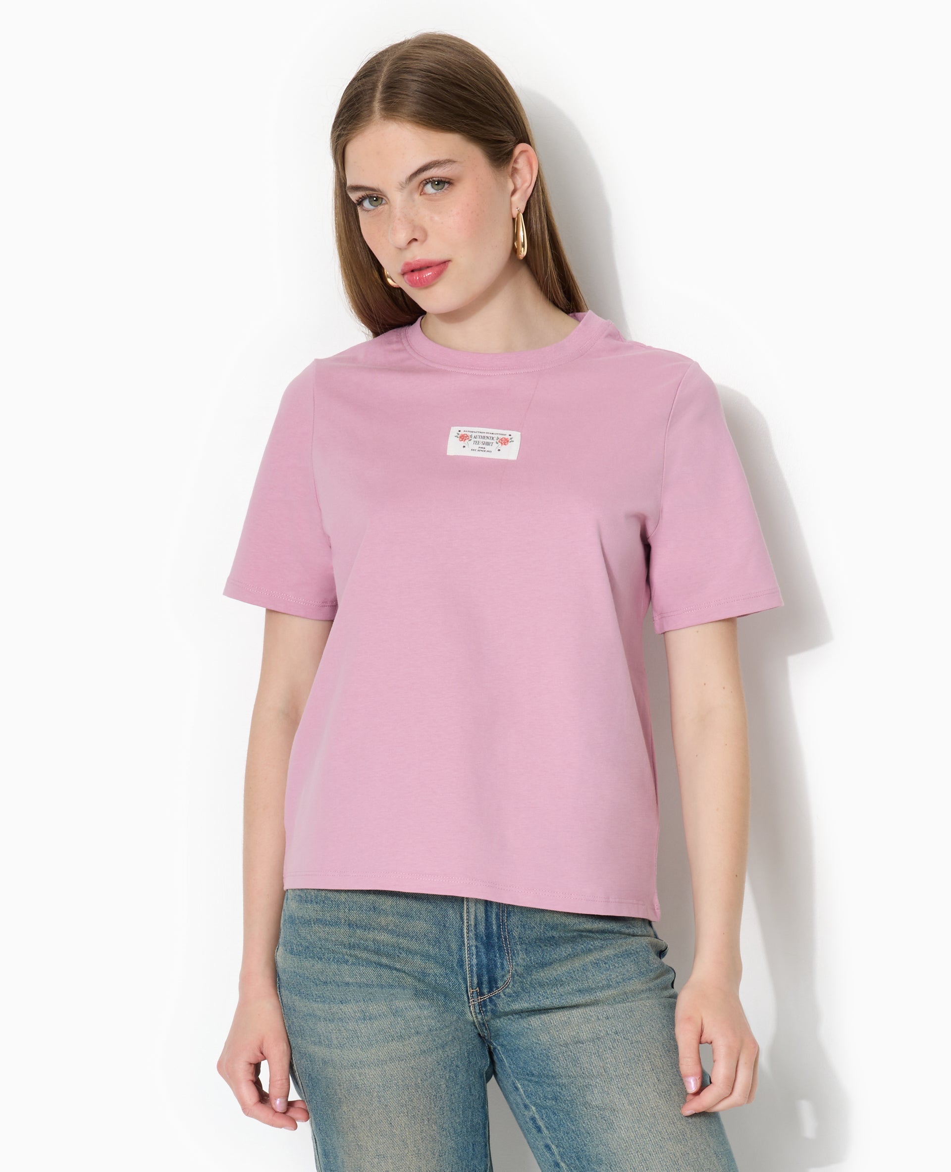 T-shirt avec étiquette cousue devant