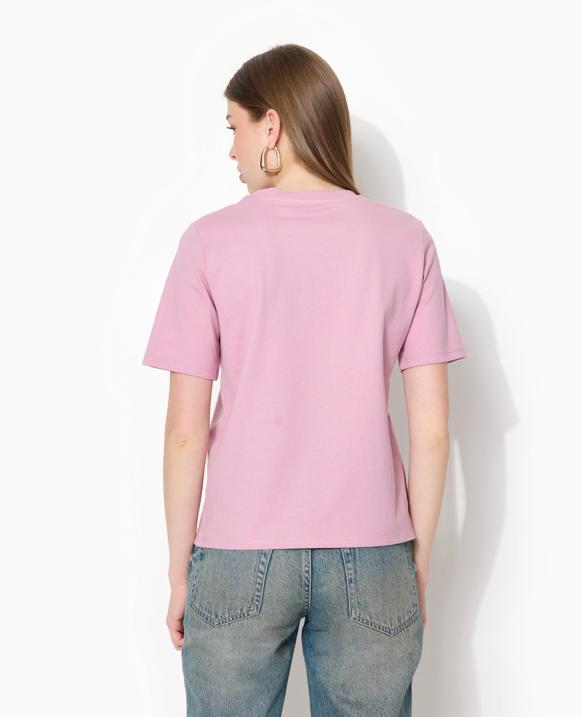 T-shirt avec étiquette cousue devant