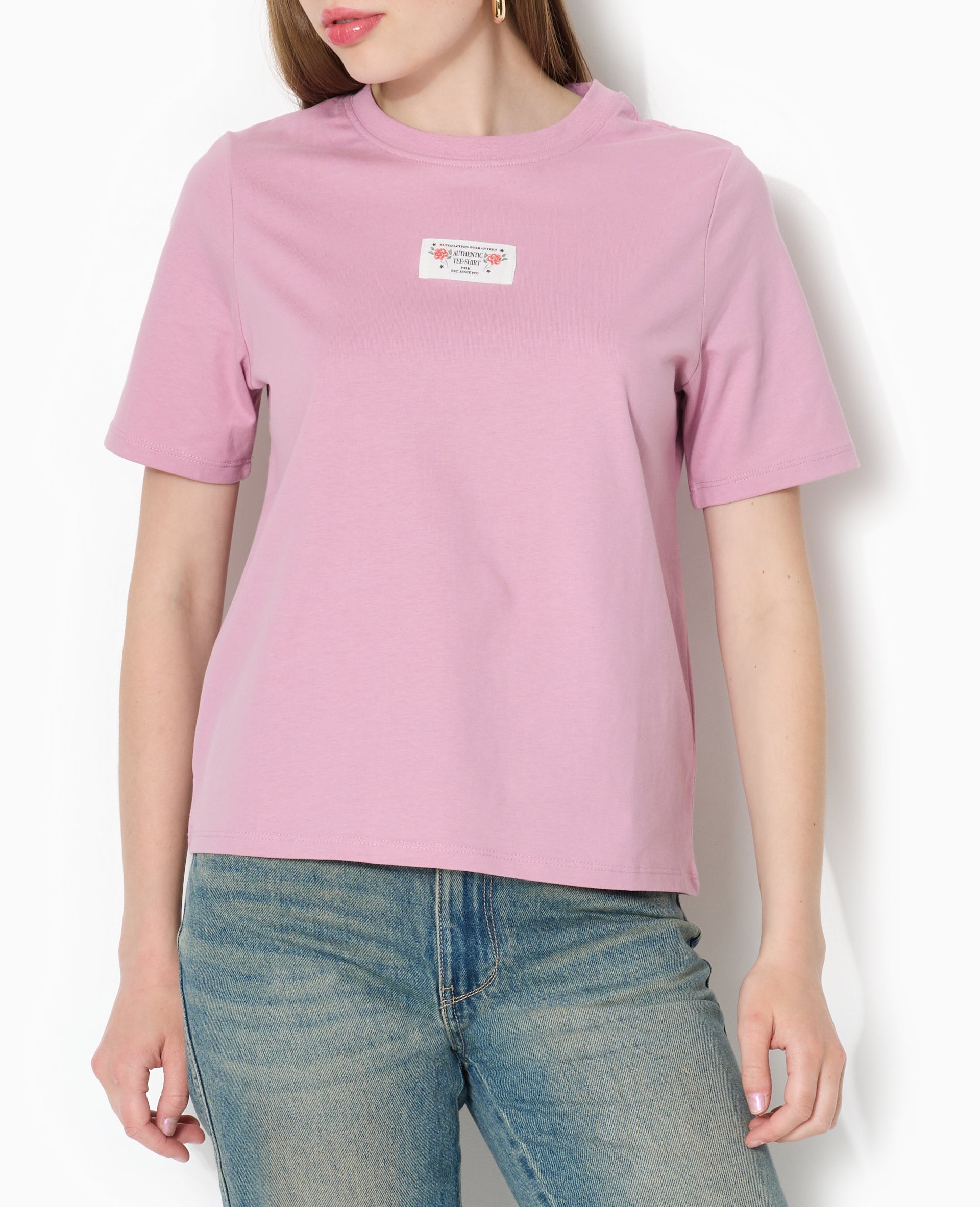 T-shirt avec étiquette cousue devant