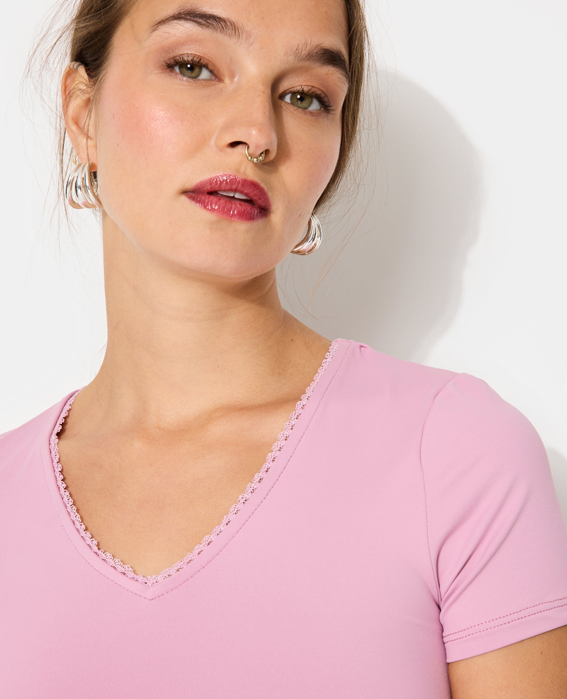T-shirt col V avec découpe dos et détail dentelle