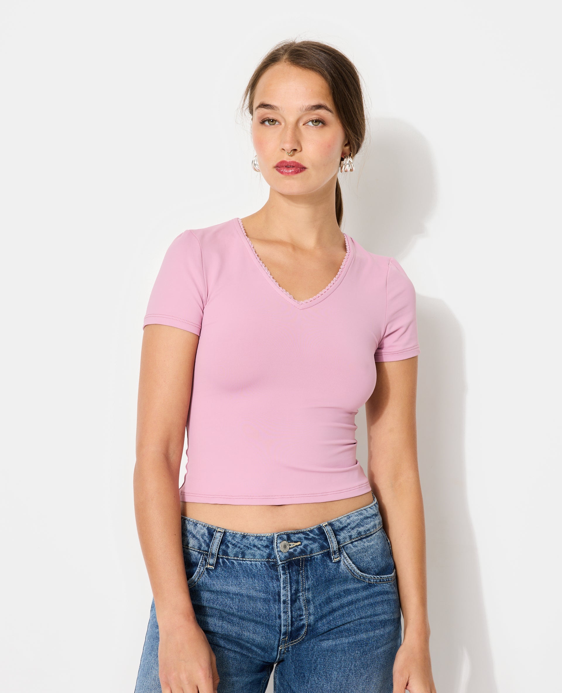 T-shirt col V avec découpe dos et détail dentelle