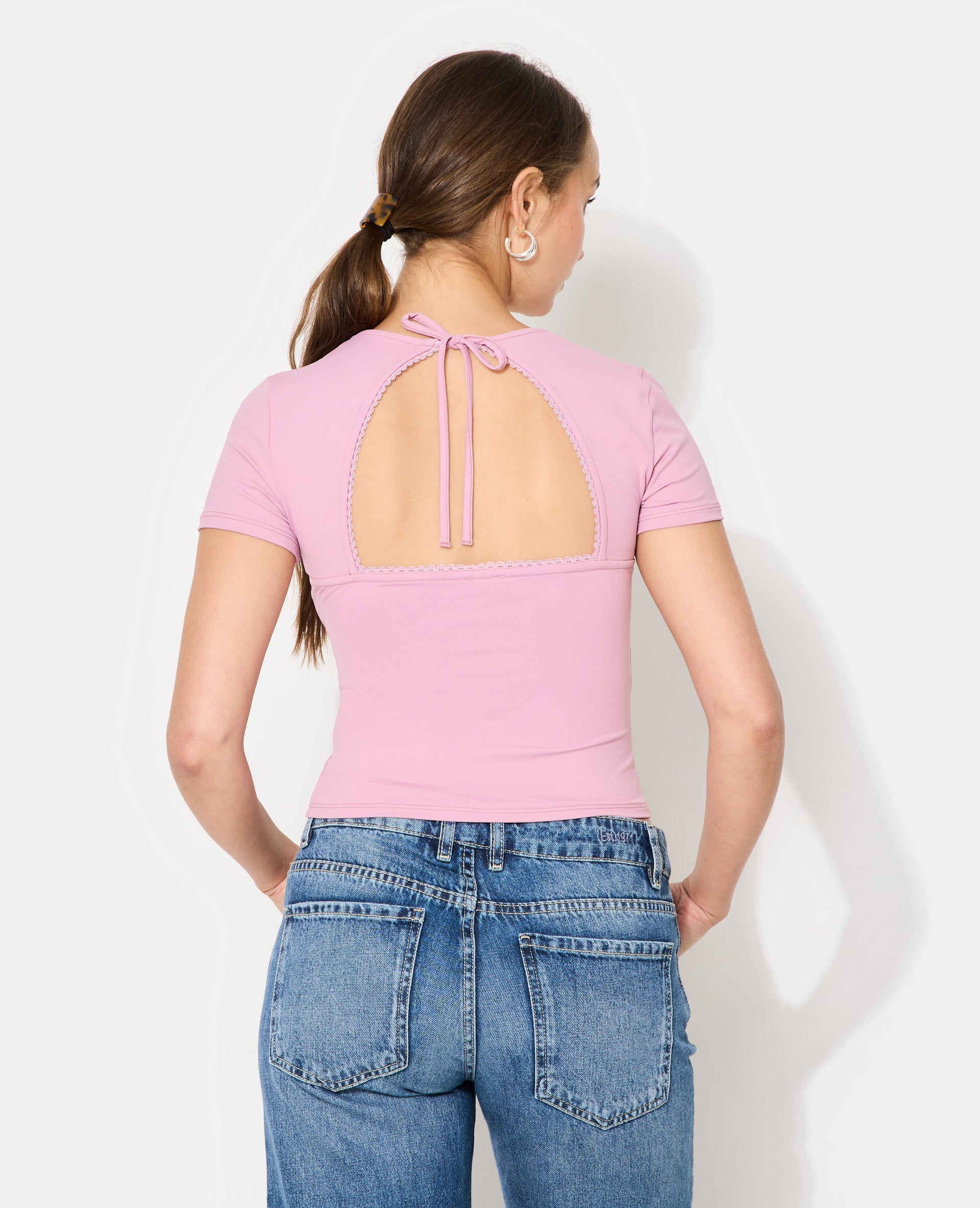 T-shirt col V avec découpe dos et détail dentelle