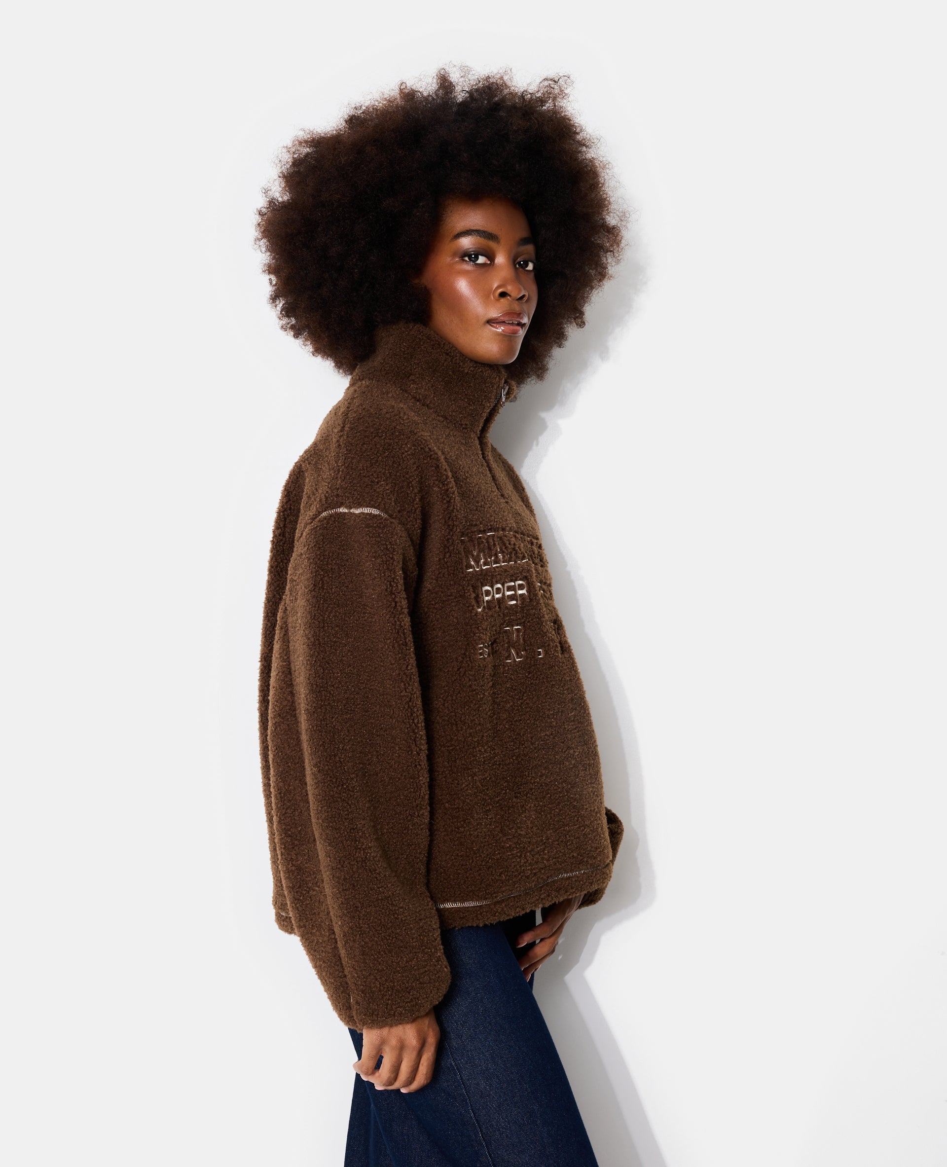 Sweat droit en sherpa col zippé avec broderies