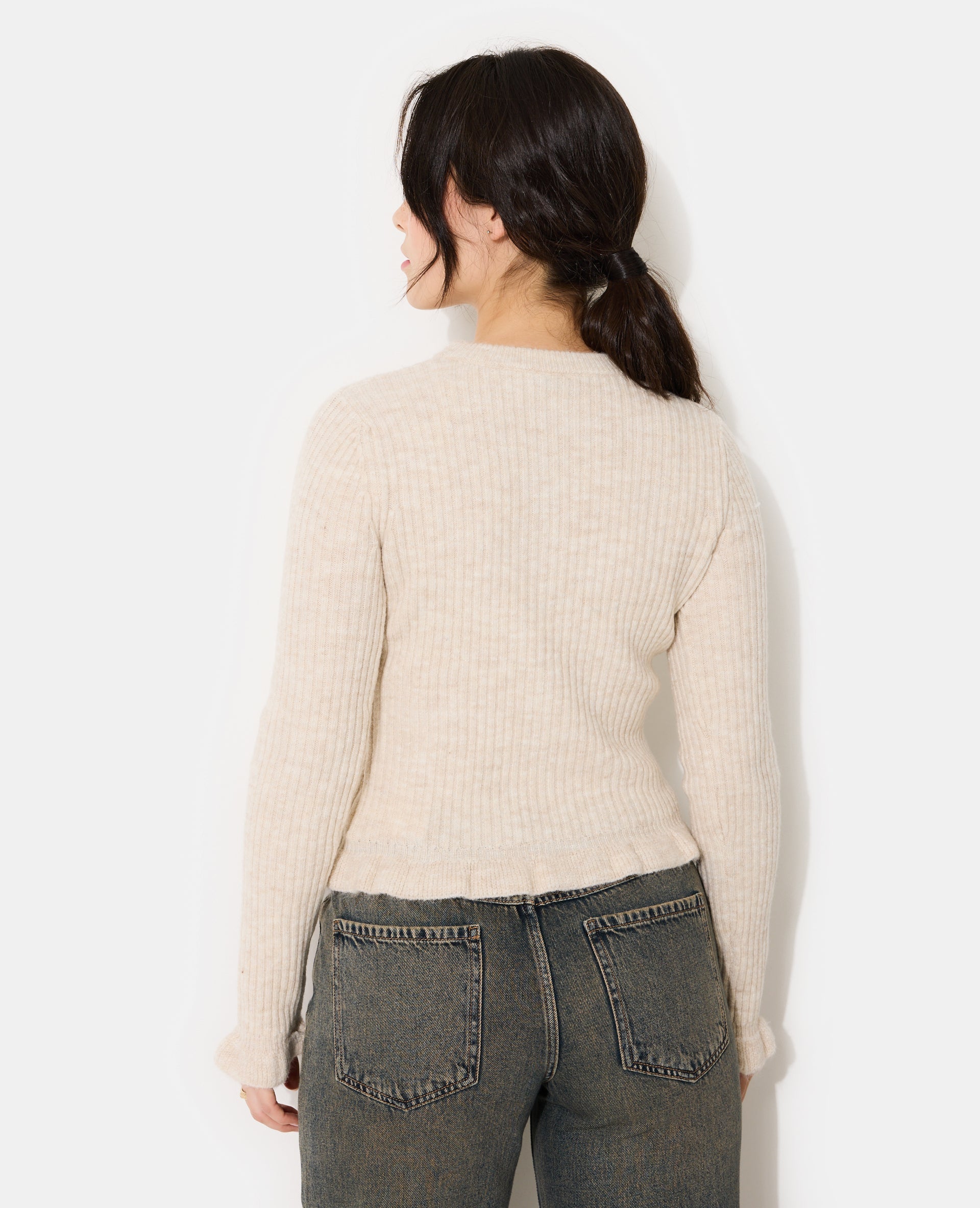Pull en maille côtelée avec finitions ondulées