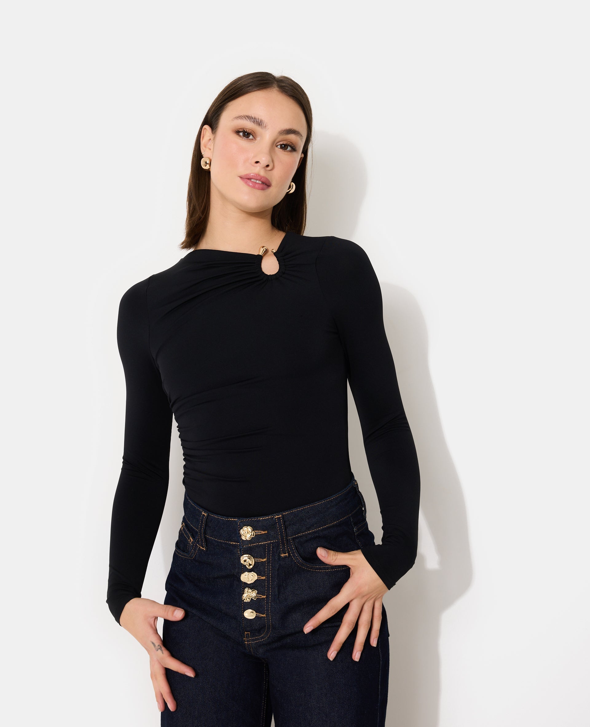 Body en maille stretch avec col asymétrique et bijou